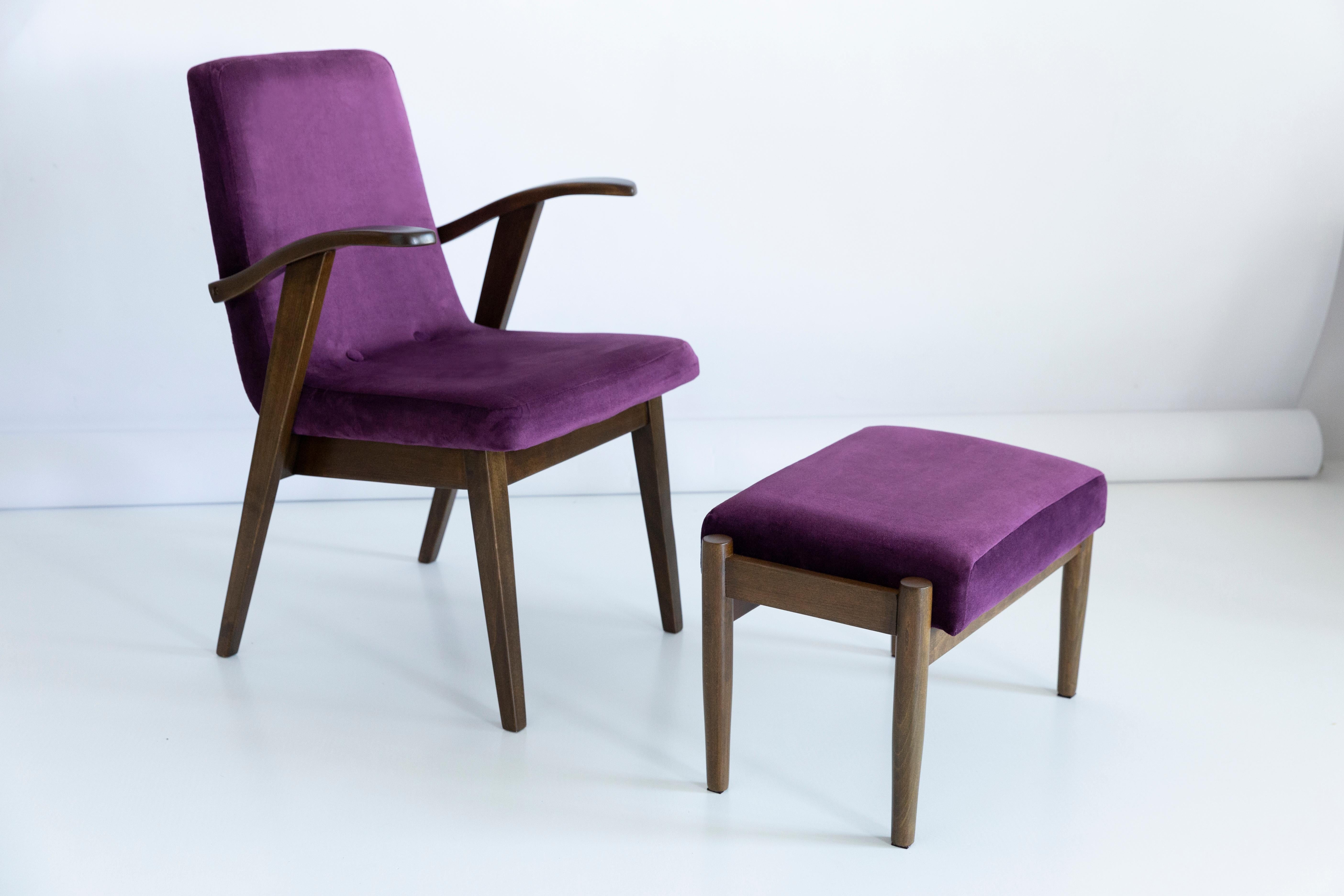 Fauteuil et tabouret conçus par Mieczyslaw Puchala en édition classique. Le bois foncé associé à un tissu violet prune lui confère élégance et noblesse. La chaise et le tabouret ont subi une rénovation complète de la menuiserie et de la tapisserie.