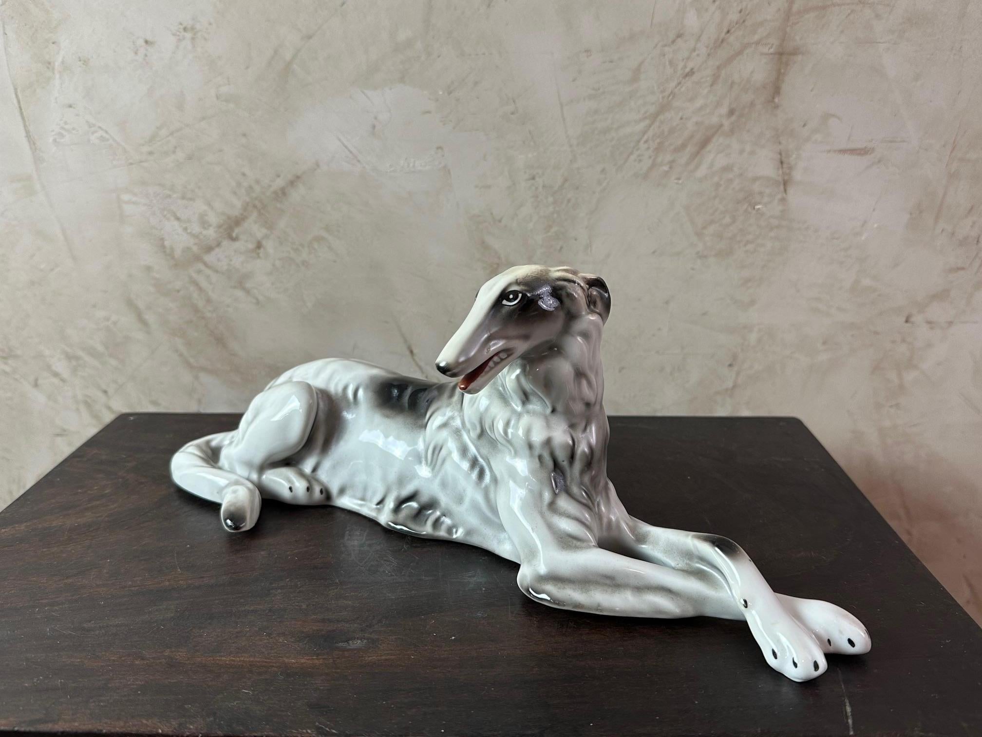 Russische Vintage-Porzellanskulptur eines Windhundes aus dem 20. Jahrhundert, 1960er Jahre (Mitte des 20. Jahrhunderts) im Angebot