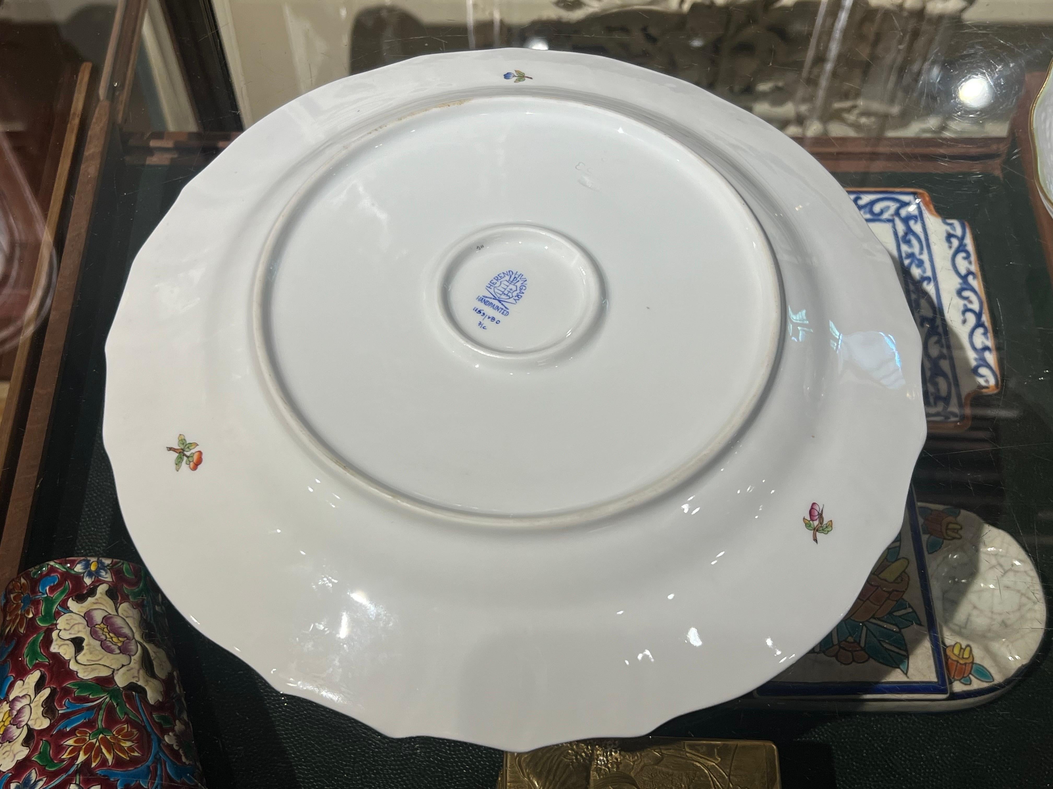 Peint à la main 20ème siècle Vintage Queen Plate peint à la main par Herend en vente