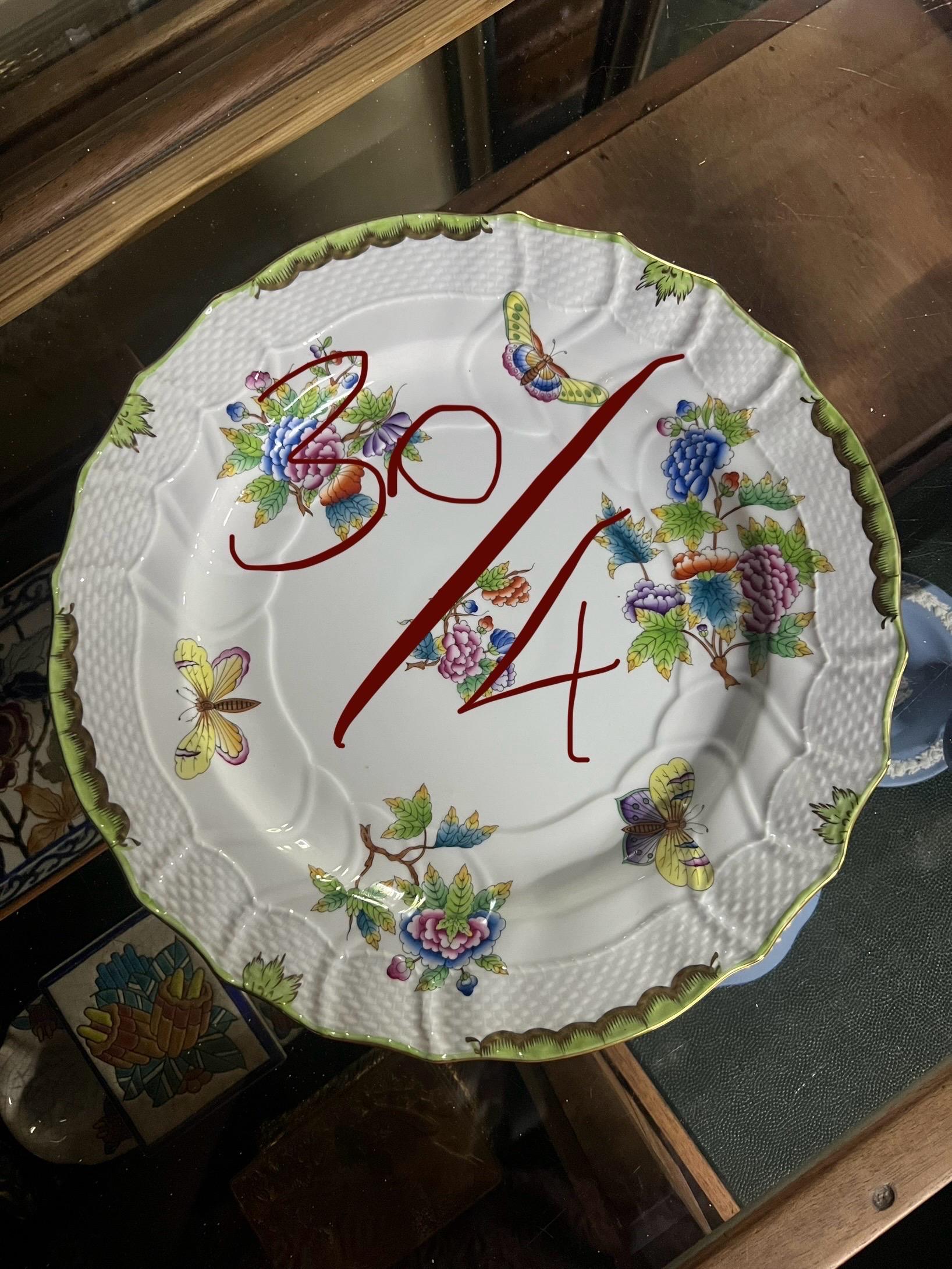 20ième siècle 20ème siècle Vintage Queen Plate peint à la main par Herend en vente
