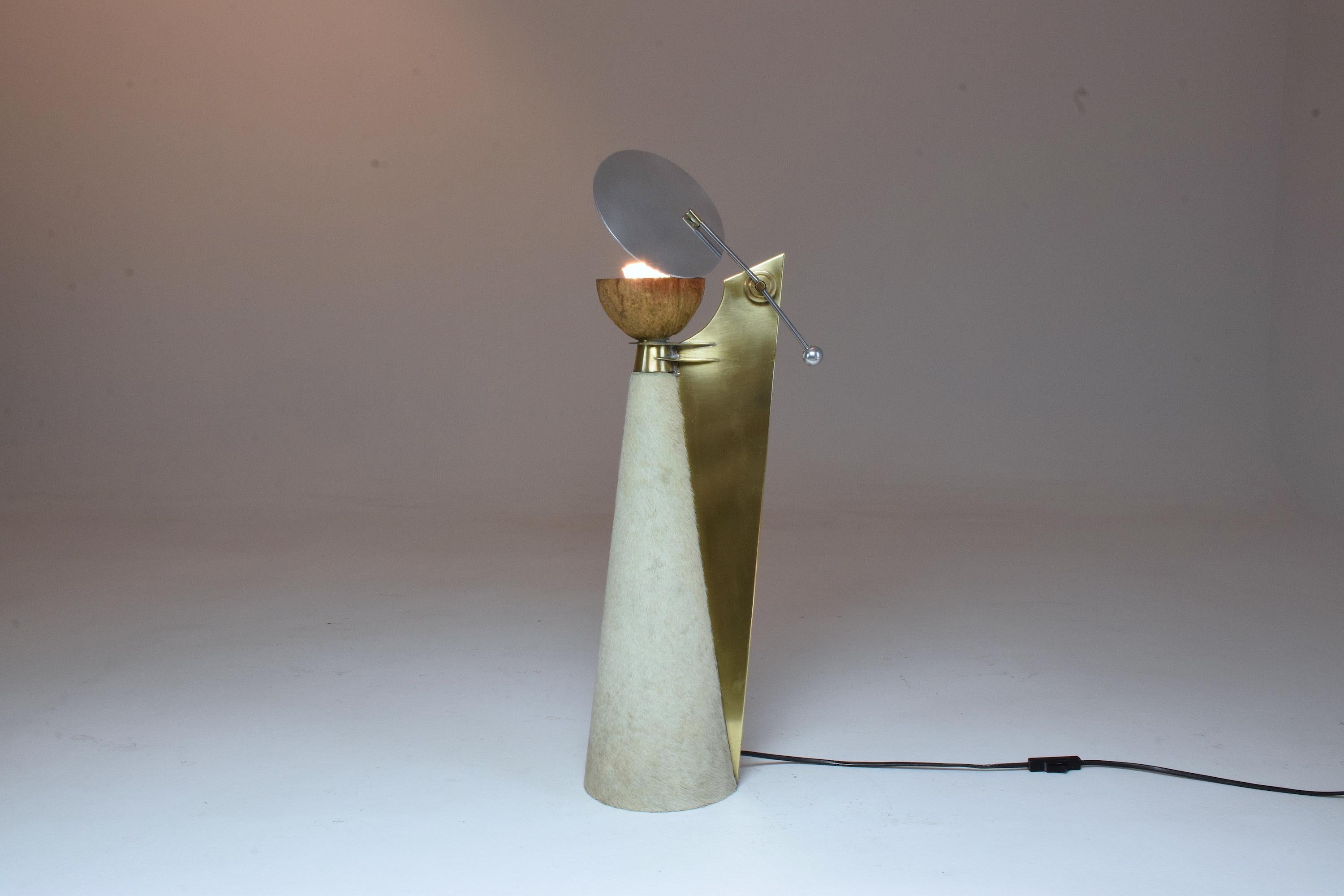 Lampe postmoderne sculpturale de collection du 20e siècle, fabriquée à la main par l'artiste italien Pucci De Rossi. Cette création unique a été conçue lors de son passage dans la légendaire boîte de nuit française 