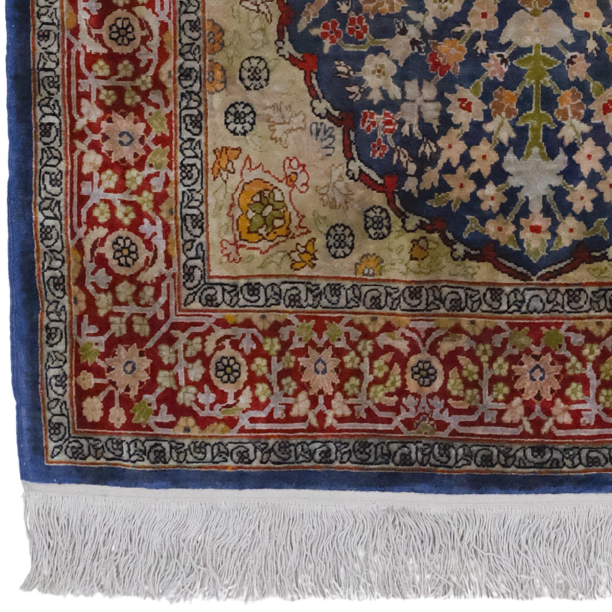 Dieser seltene Hereke-Teppich, in dem sich Geschichte und Kunst verflechten, ist ein einzigartiges Vermächtnis, das von Meisterhandwerkern im frühen 20. Jahrhundert geknüpft wurde und die Eleganz der osmanischen Palasttradition bis in die Gegenwart