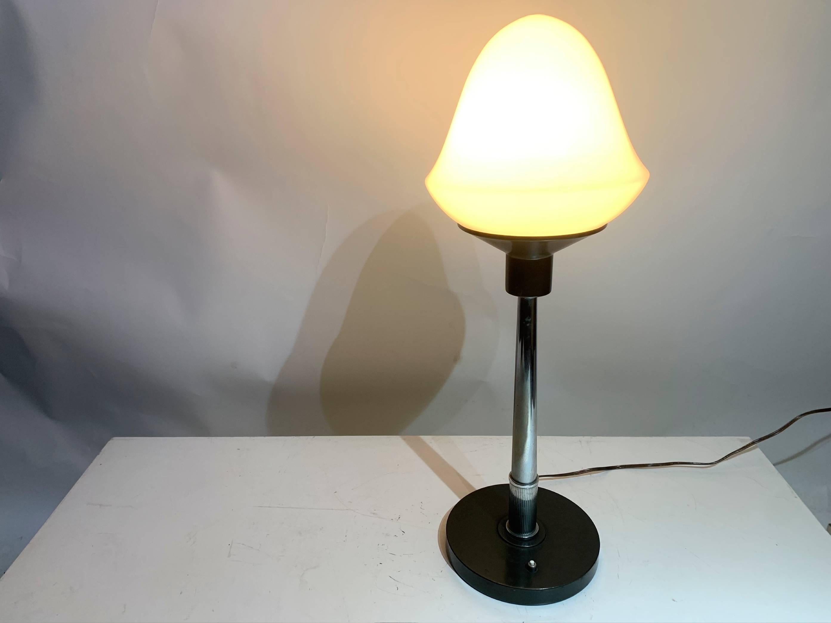 Fine XX secolo Lampada da tavolo vintage del XX secolo, paralume in vetro lattiginoso e asta metallica in vendita