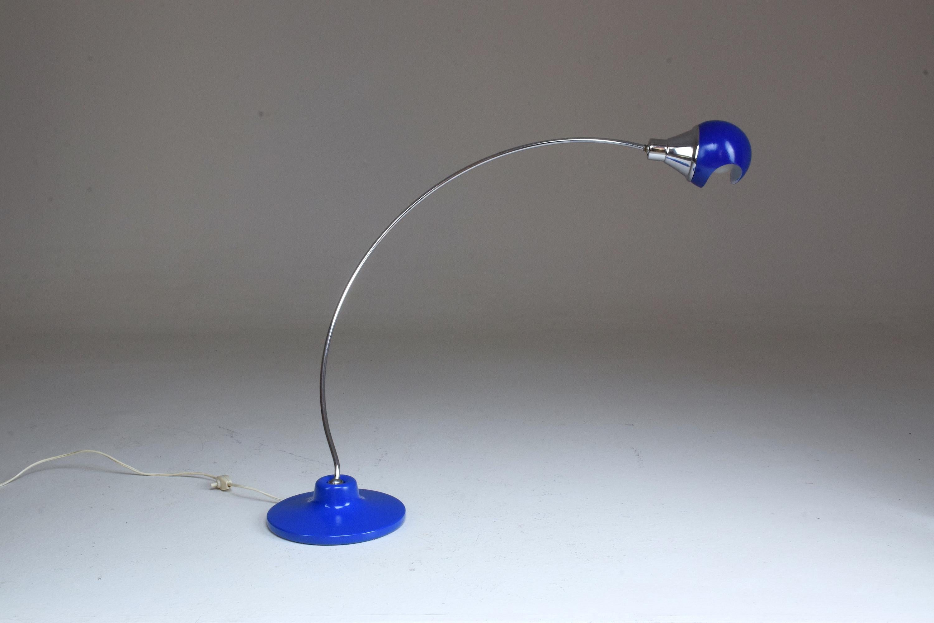 A big Italian vintage table lamp from the 1970s in Paolo Tilche style and fully restored condition composed of blue lacquer, nickeled brass and aluminum. It articulates at the base and at the shade. 

Wiring is professionally checked.
E27 and E26