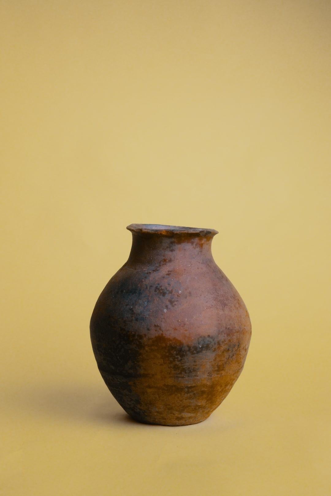 Dieser Terrakotta-Topf im Vintage-Stil mit verwitterter Patina, ein handgefertigtes Steingutgefäß mit viel Charakter und Geschichte, verleiht Ihrem Raum einen Hauch von alter Schönheit. Mit seiner natürlich gealterten Oberfläche, der organischen