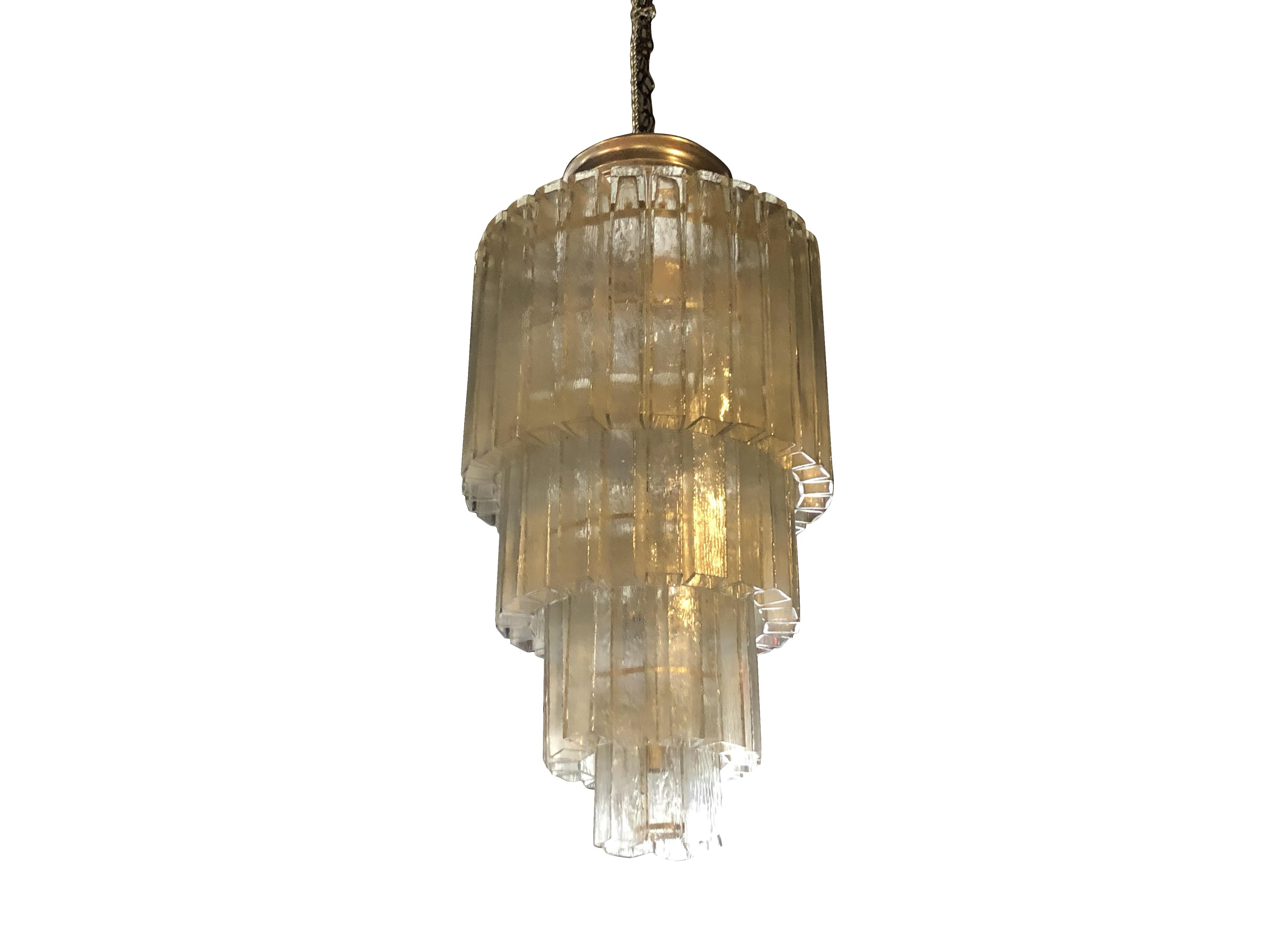 Lustre vintage du milieu du siècle dernier en verre de Murano, pendentif composé de tubes de cristal carrés sur quatre armatures en métal nickelé, en bon état. Le plafonnier et la lampe sont équipés de seize prises de courant. Les verres en cristal