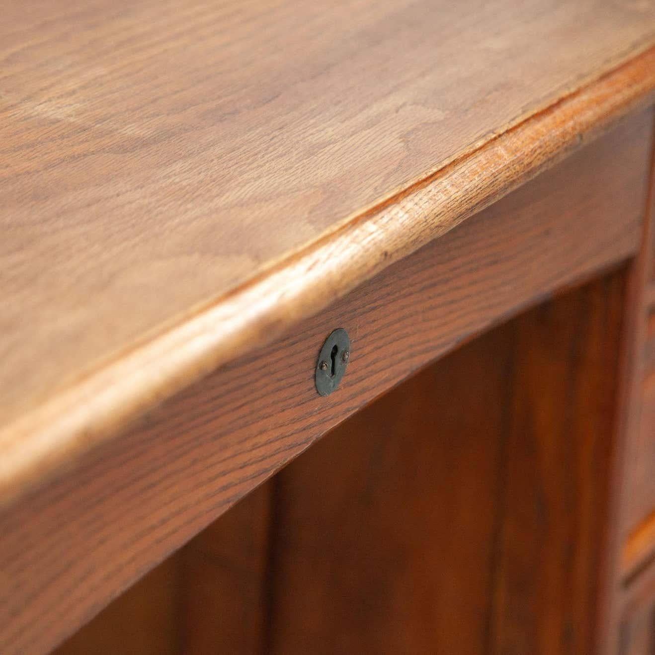 Bureau vintage traditionnel français.  Fabriqué en France par un fabricant inconnu, vers le 20e siècle.    En état d'origine, avec une usure mineure conforme à l'âge et à l'utilisation, préservant une belle patine.    Matériau :  Le bois.    