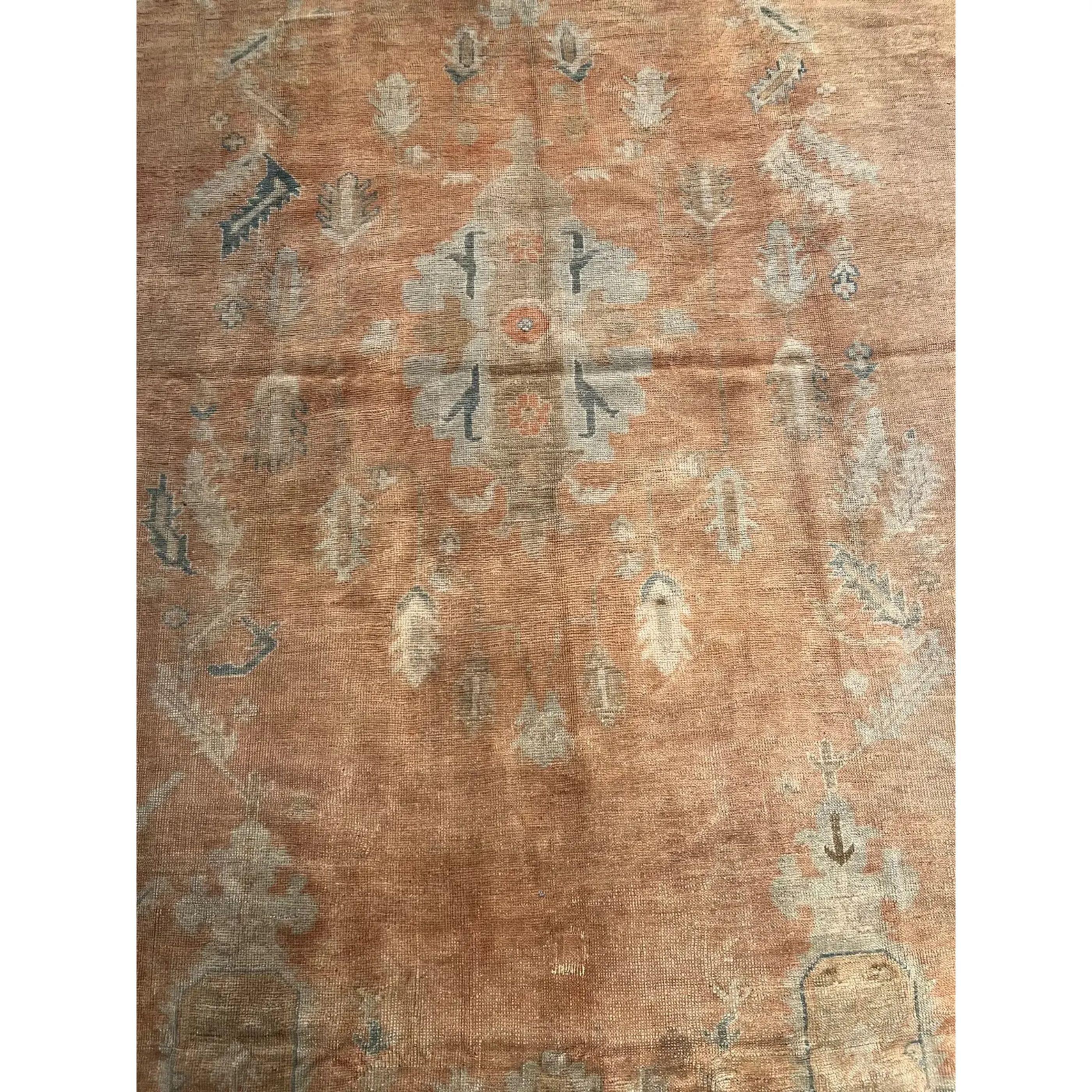 Les anciens tapis turcs Oushak sont tissés dans l'ouest de la Turquie depuis le début de la période ottomane. Les historiens leur attribuent la plupart des grands chefs-d'œuvre du tissage des tapis turcs du XVe au XVIIe siècle. En revanche, on sait