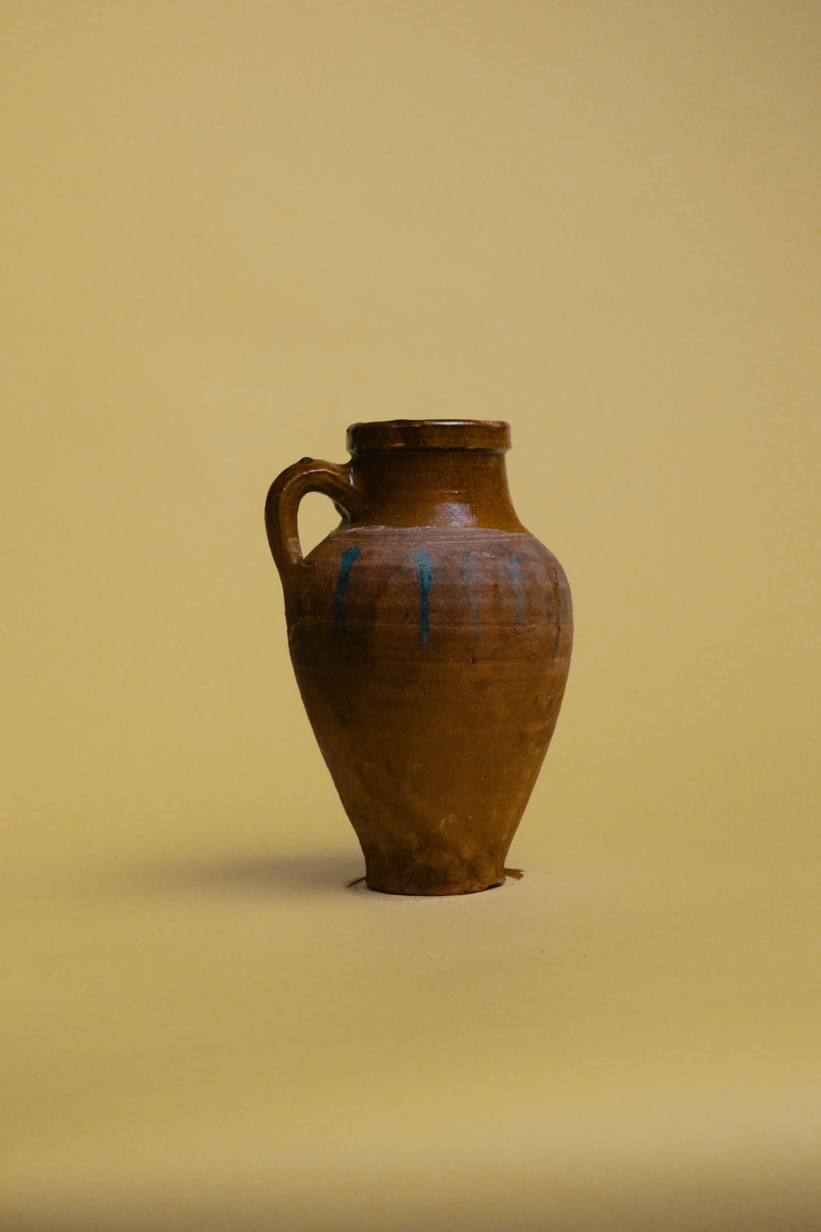 Intagliato a mano Brocca in terracotta turca d'epoca del XX secolo, ceramica artigianale rustica in vendita