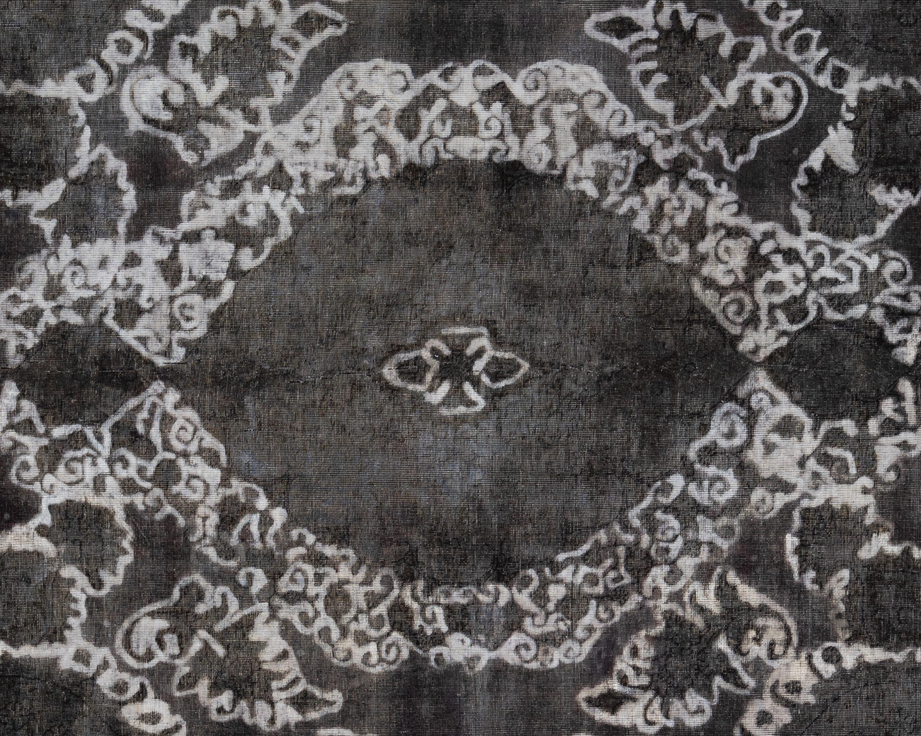 Questo squisito tappeto Vintage Oushak è una vera e propria opera d'arte abilmente tessuta a mano da artigiani esperti che utilizzano metodi tradizionali. Con motivi intricati e una combinazione di colori realizzati con tinture vegetali naturali,