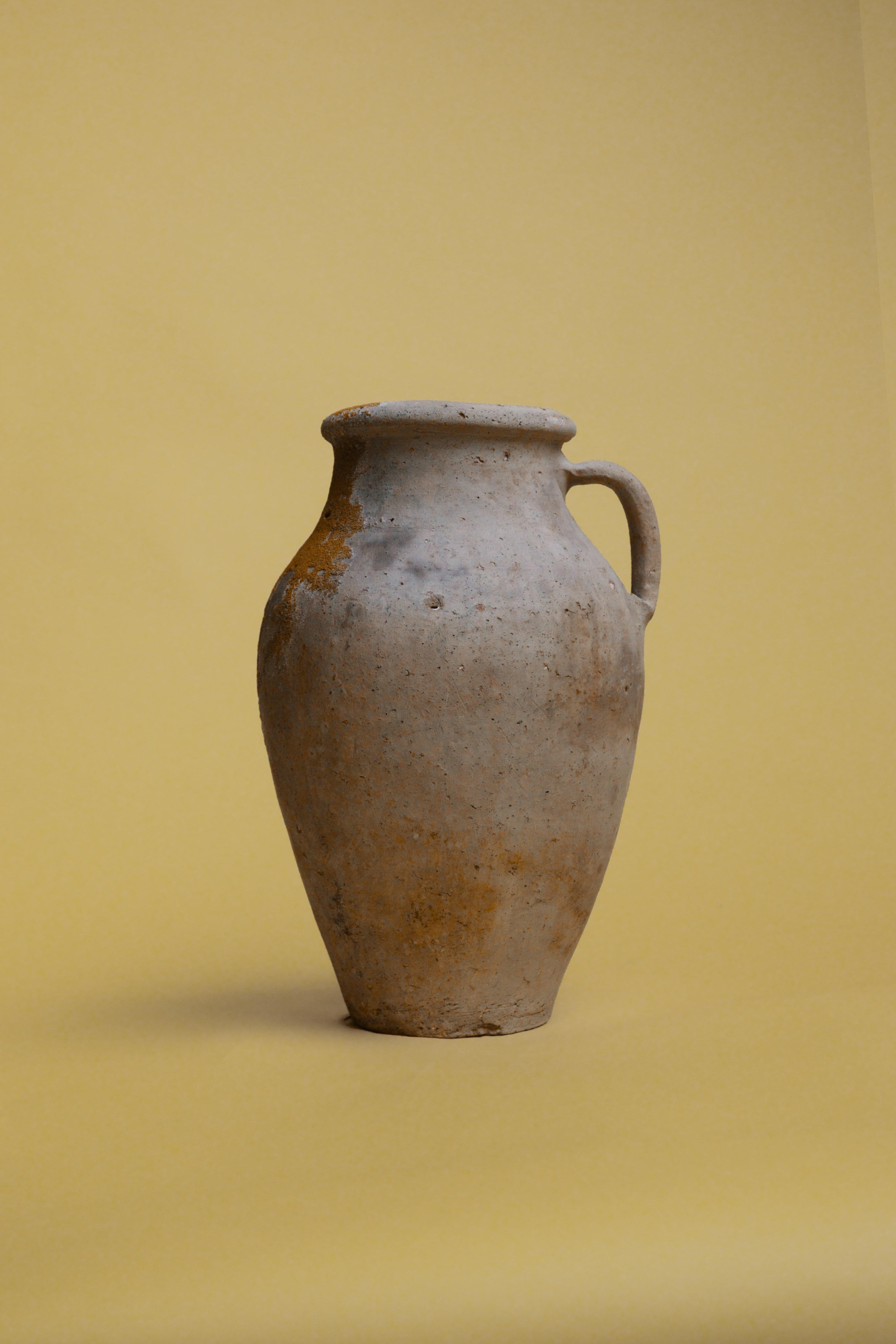 Jarrón de terracota rústica turca del siglo XX Tallado a mano en venta