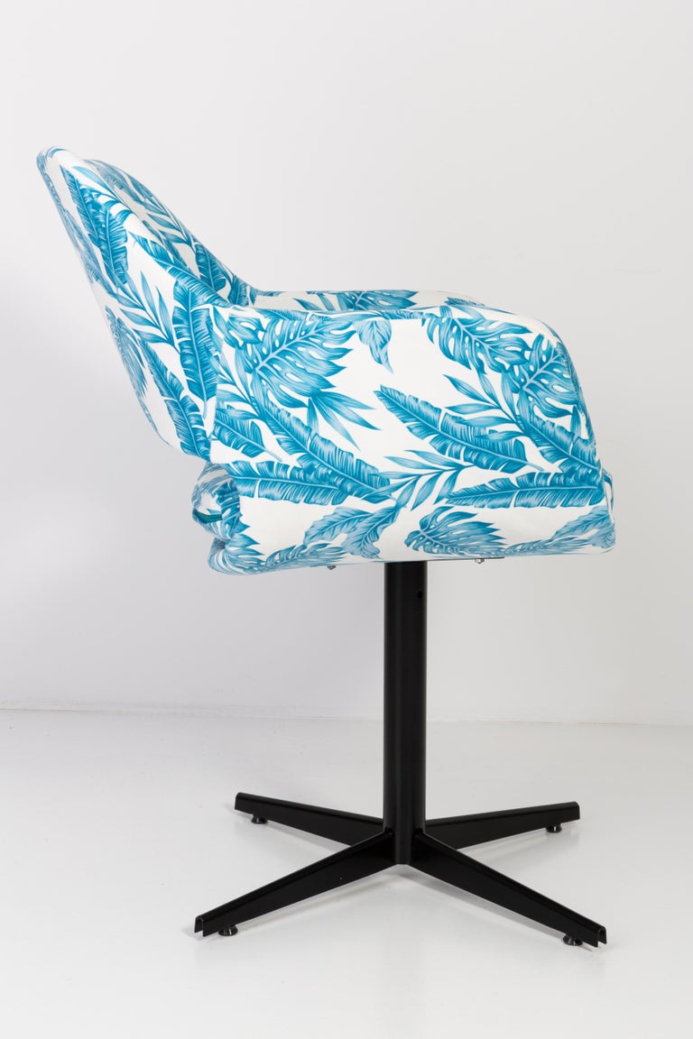 20th Century Vintage White and Blue Leaves Velvet Swivel Armchair, 1960s In Excellent Condition For Sale In 05-080 Hornowek, PL