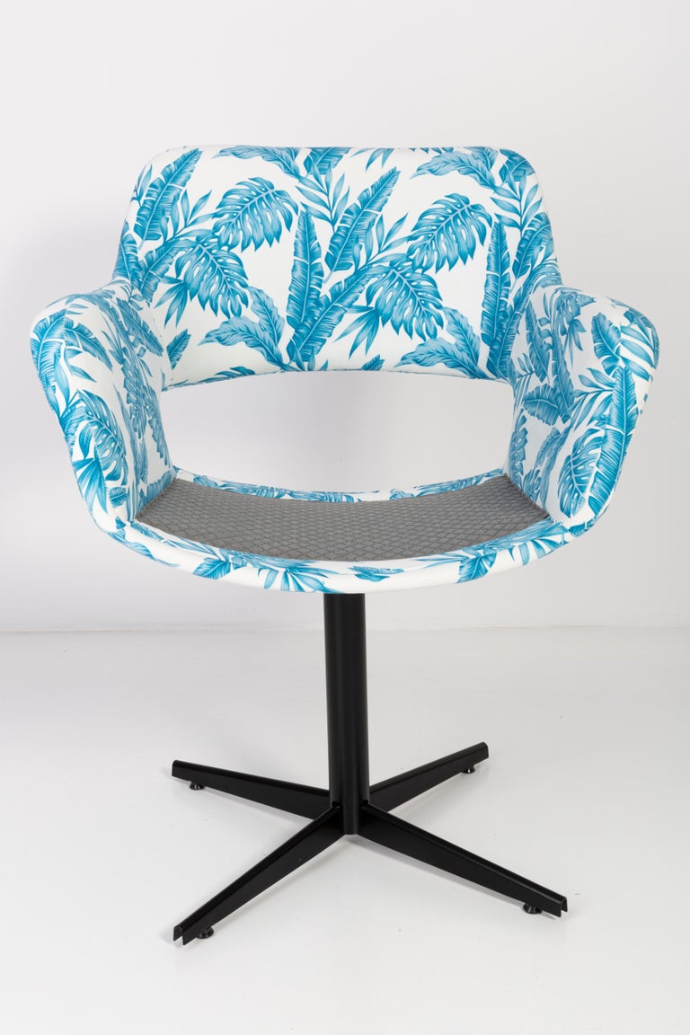 20th Century Vintage White and Blue Leaves Velvet Swivel Armchair, 1960s For Sale 2