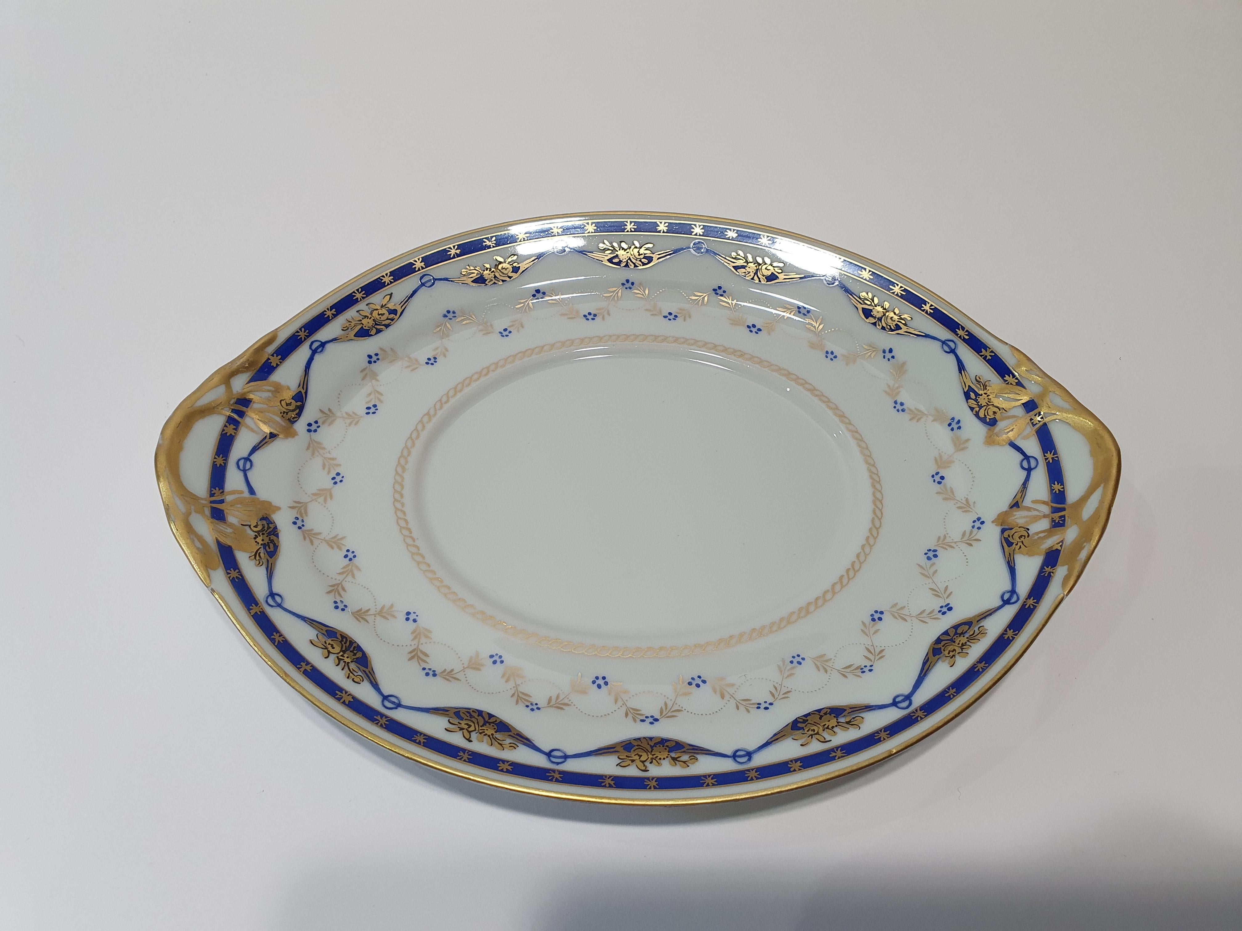 Circa 1980.
Magnificent collectible sauce tureen and saucer in portuguese porcelain Vista Alegre, with hand painted flowers, leaves, festoons and stars in cobalt blue and twenty-two carat gold.
Vista Alegre was founded in 1824 by Josè Ferreira
