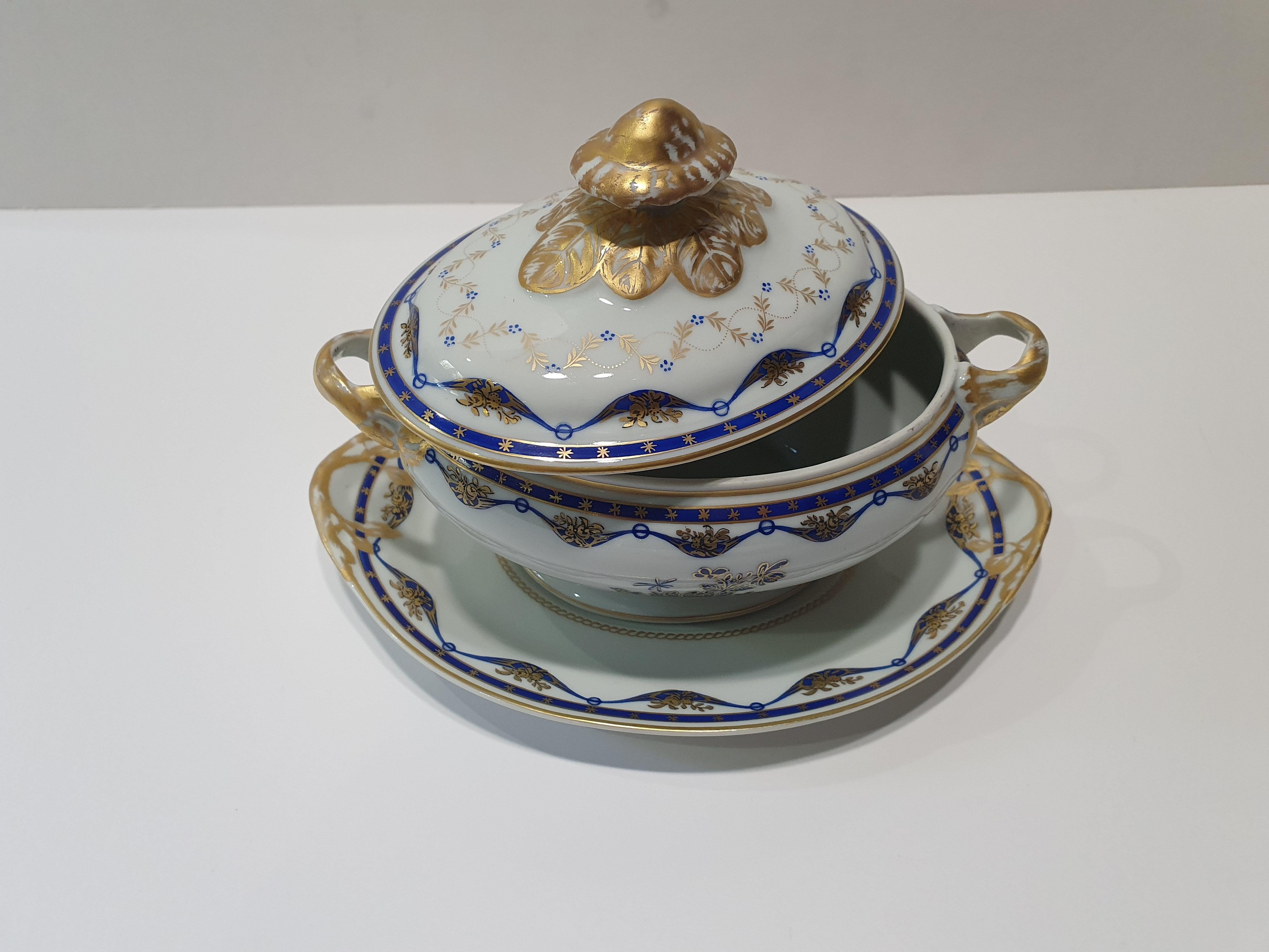 Circa 1980.
Magnificent collectible sauce tureen and saucer in portuguese porcelain Vista Alegre, with hand painted flowers, leaves, festoons and stars in cobalt blue and twenty-two carat gold.
Vista Alegre was founded in 1824 by Josè Ferreira