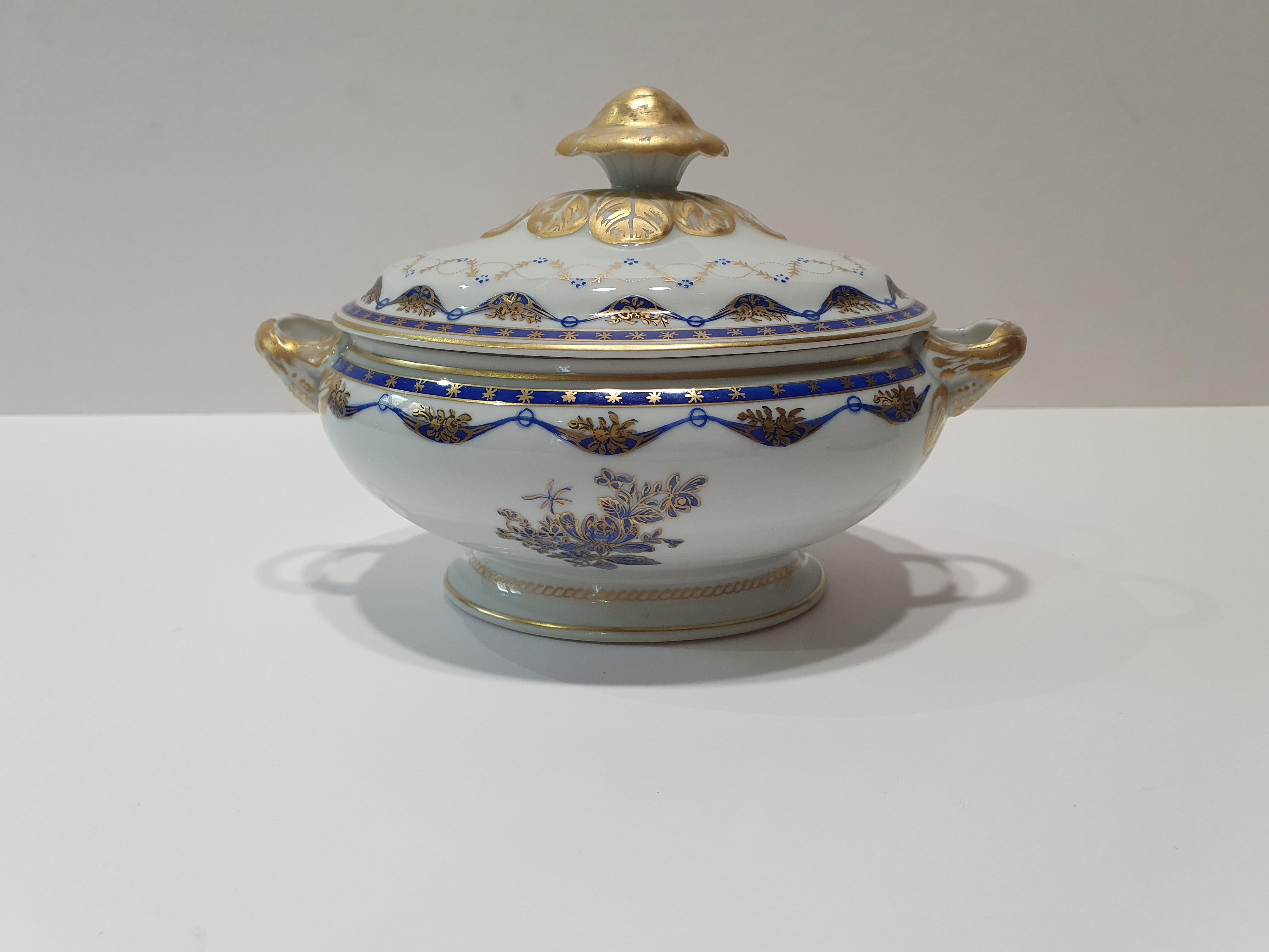 Louis XVI Soupière à sauce Vista Alegre du 20ème siècle en porcelaine peinte à la main «ontainebleu » en vente