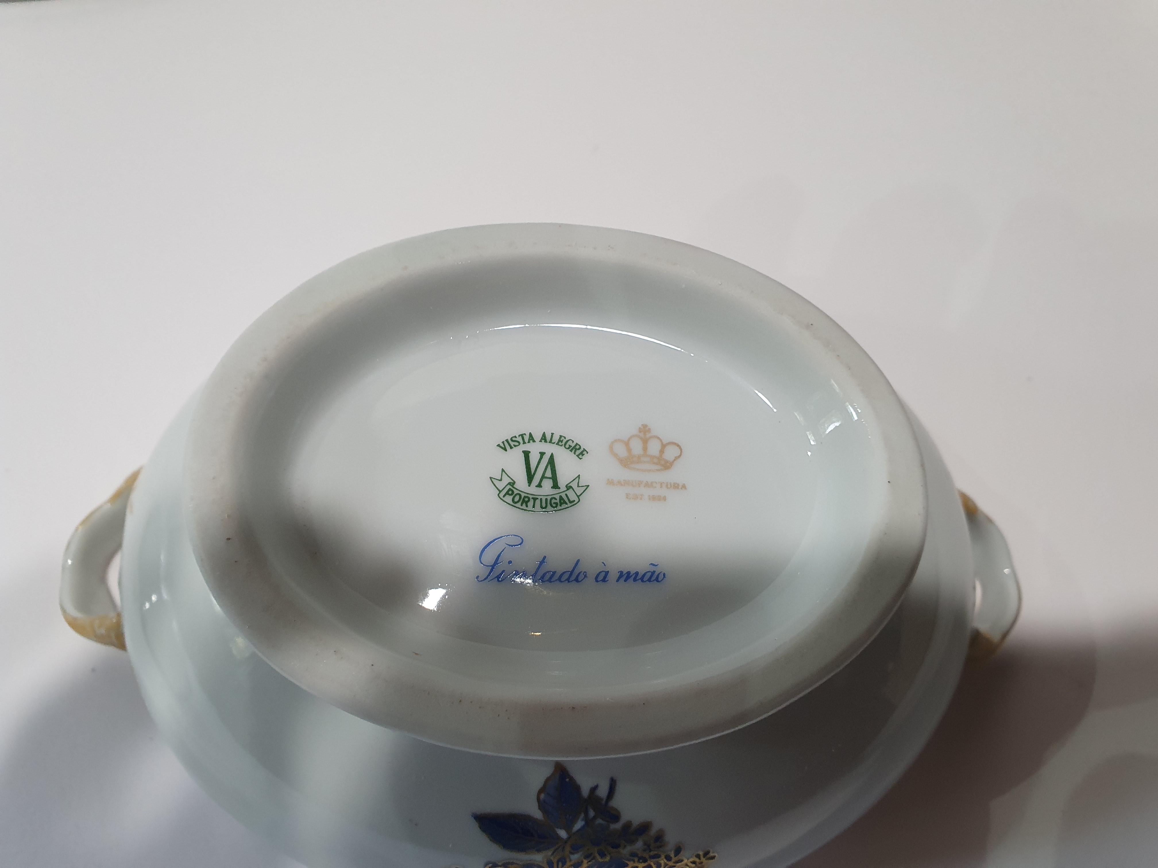 Porcelaine Soupière à sauce Vista Alegre du 20ème siècle en porcelaine peinte à la main «ontainebleu » en vente
