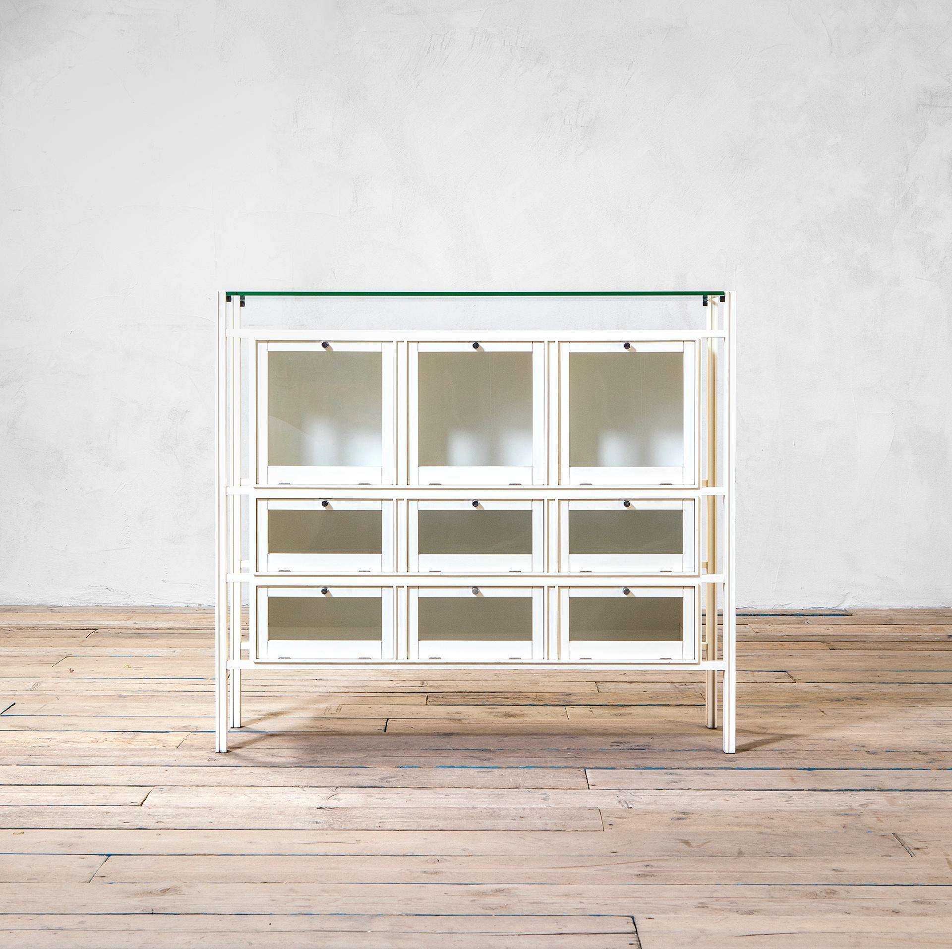vitrine von Carlo de Carli aus lackiertem Holz mit Klapptüren aus den 40er Jahren des 20 (Moderne der Mitte des Jahrhunderts) im Angebot