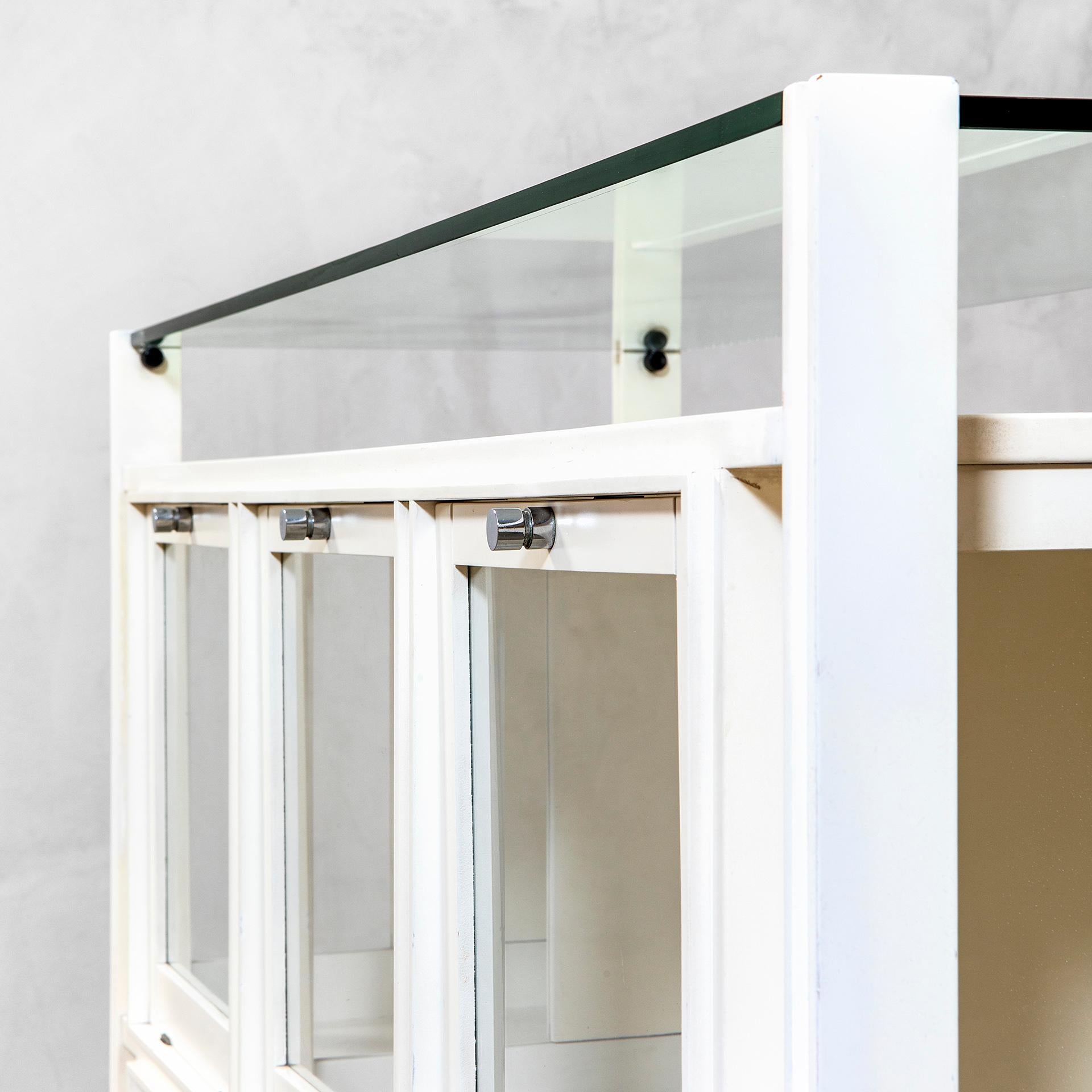 vitrine von Carlo de Carli aus lackiertem Holz mit Klapptüren aus den 40er Jahren des 20 im Zustand „Gut“ im Angebot in Turin, Turin
