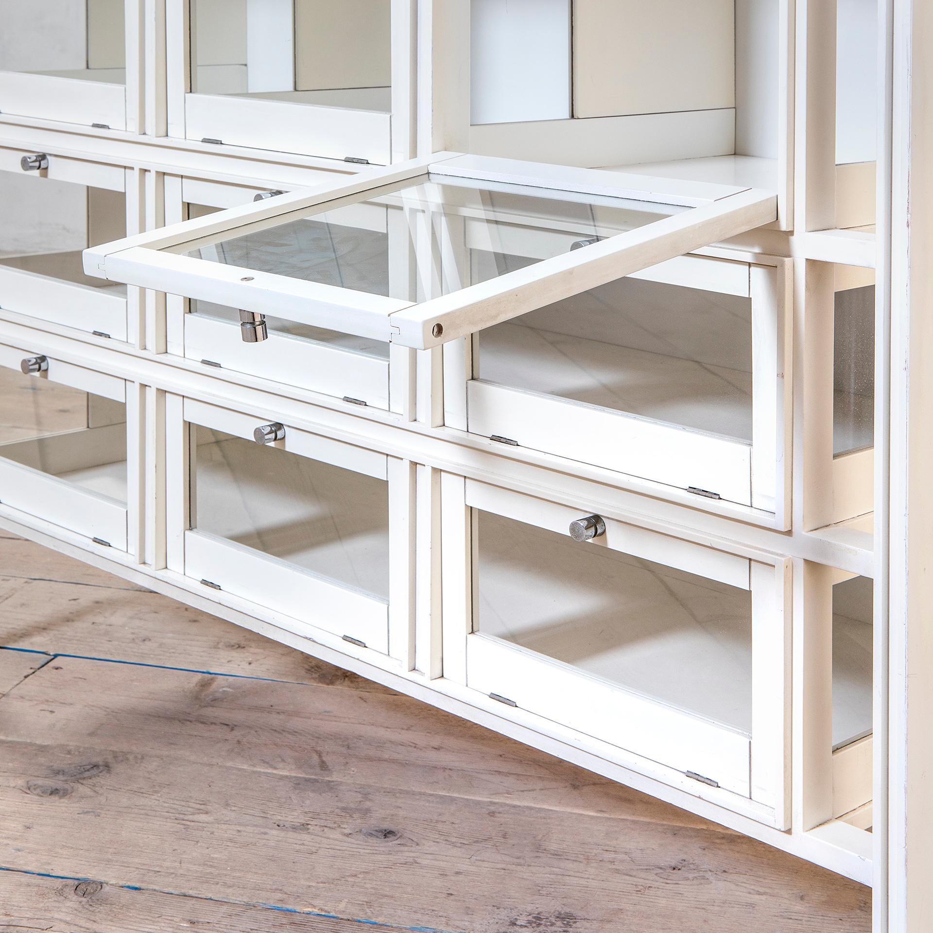vitrine von Carlo de Carli aus lackiertem Holz mit Klapptüren aus den 40er Jahren des 20 (Mid-20th Century) im Angebot
