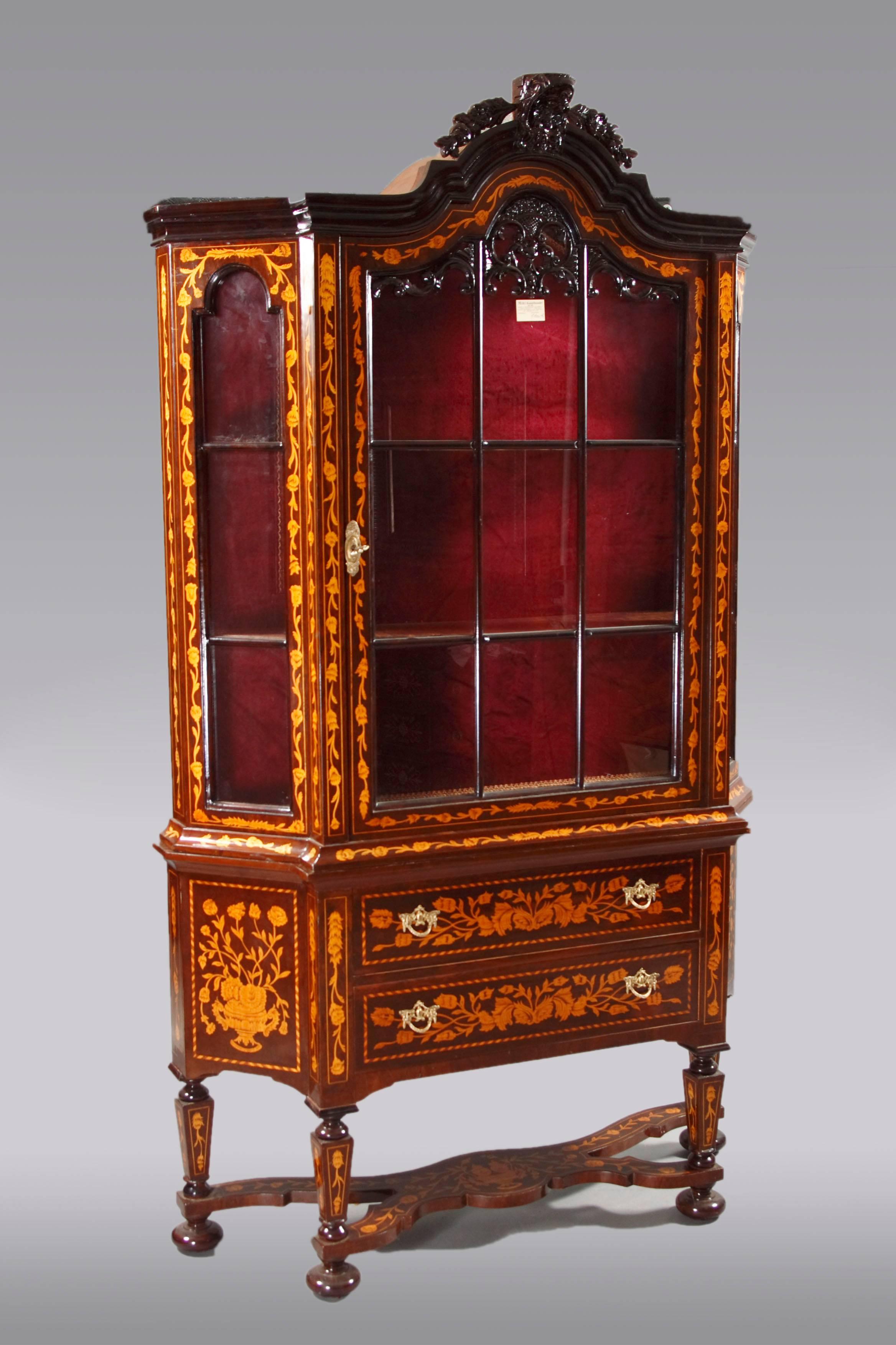 20th Century, Vitrine with Fine Inlay in the Dutch Baroque Style Mahogany Veneer In Good Condition For Sale In Berlin, DE