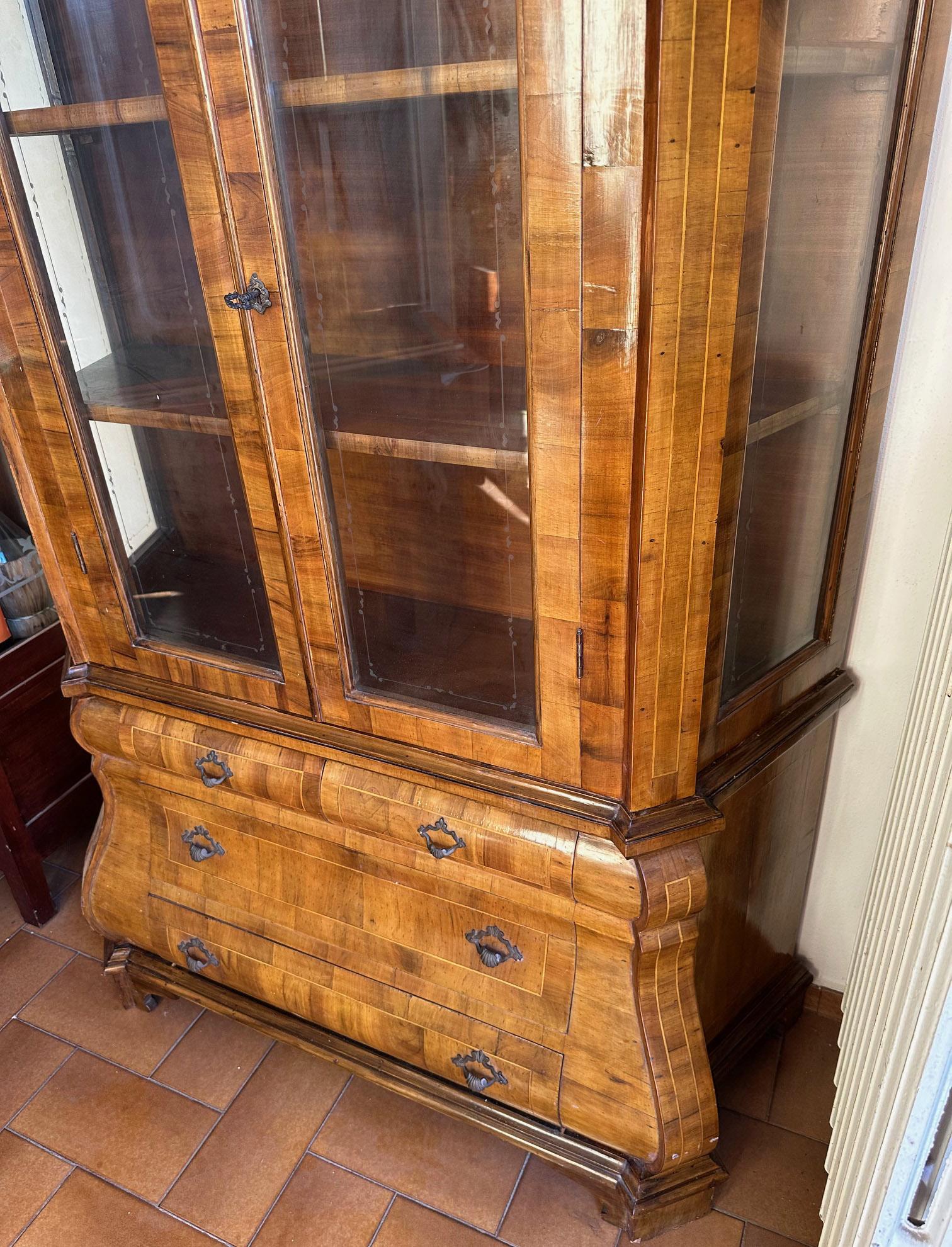 Italiano 20th Century Vitrines walnut with two-door display cabinet with drawers in vendita