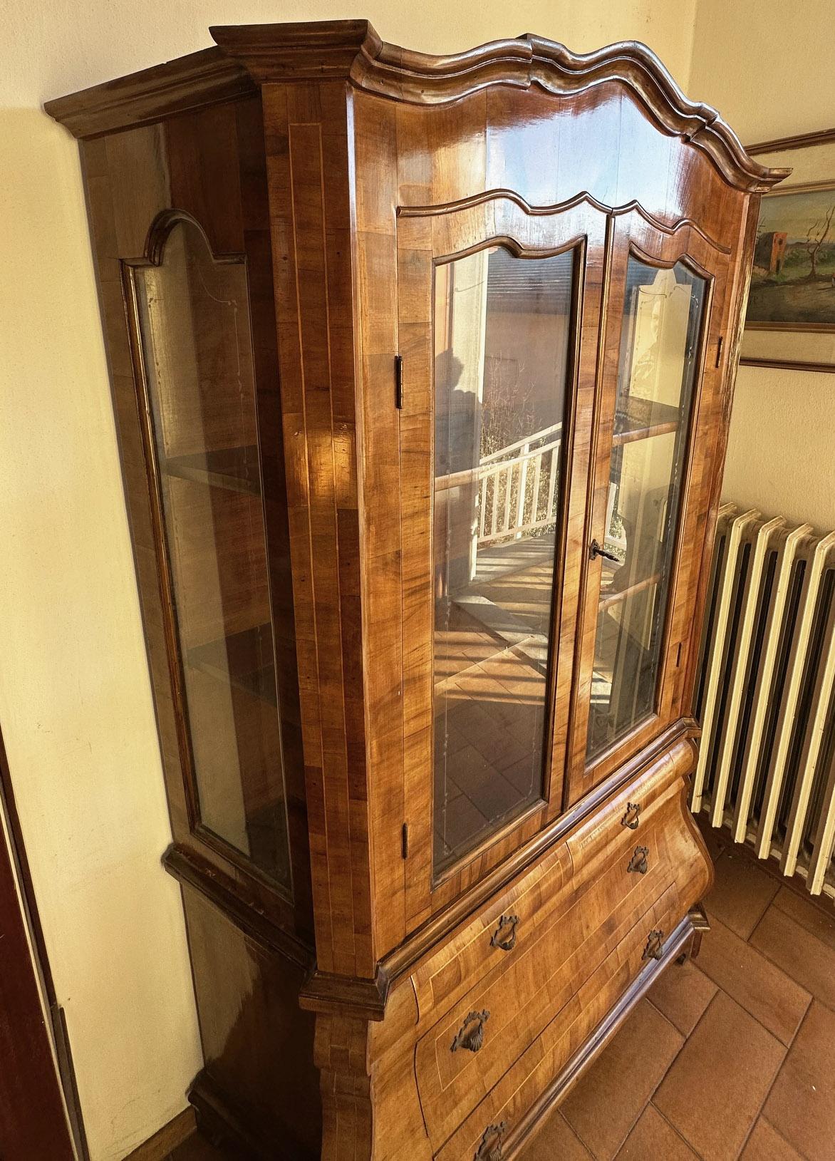 20th Century Vitrines walnut with two-door display cabinet with drawers In condizioni buone in vendita a Buggiano, IT