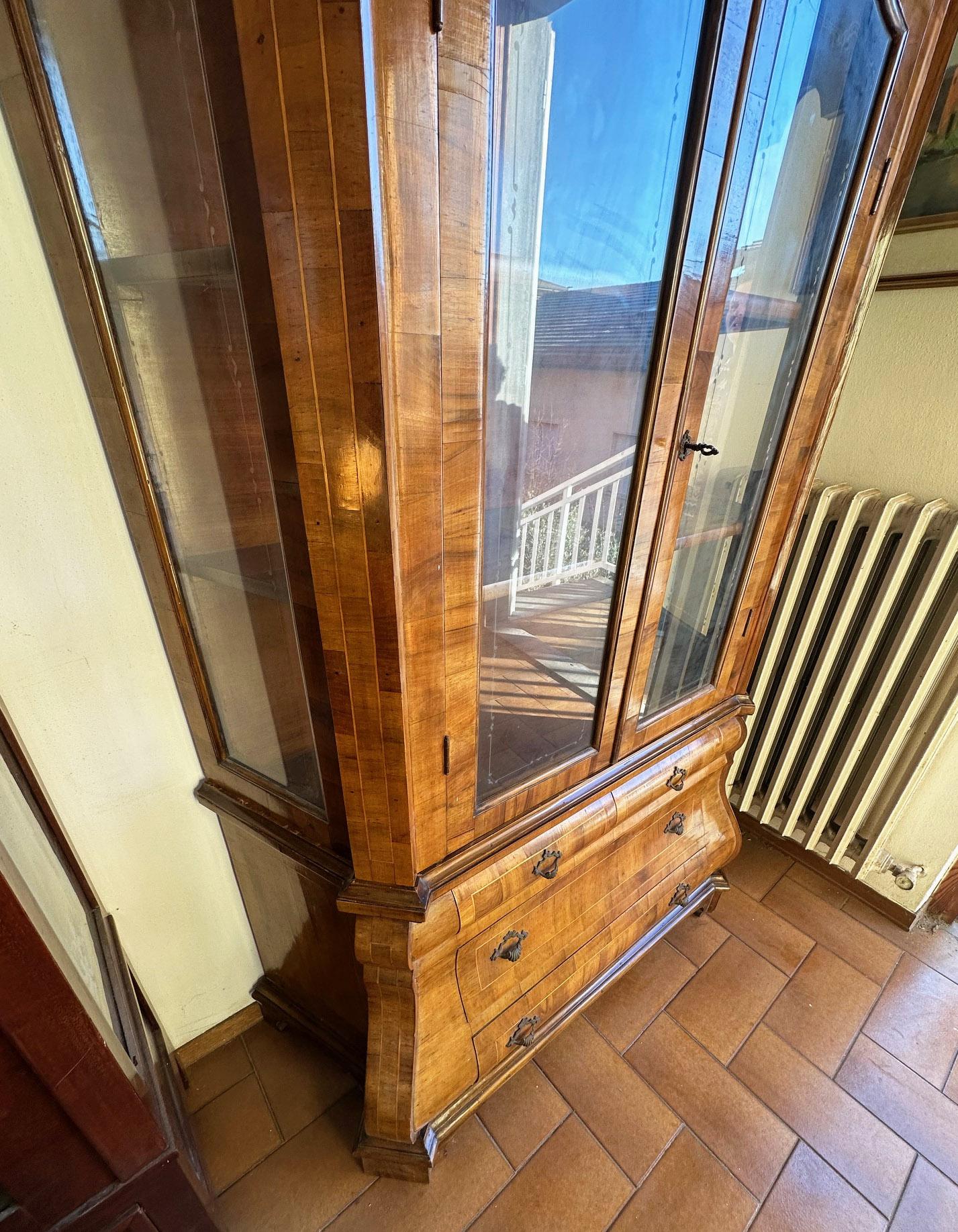 XX secolo 20th Century Vitrines walnut with two-door display cabinet with drawers in vendita