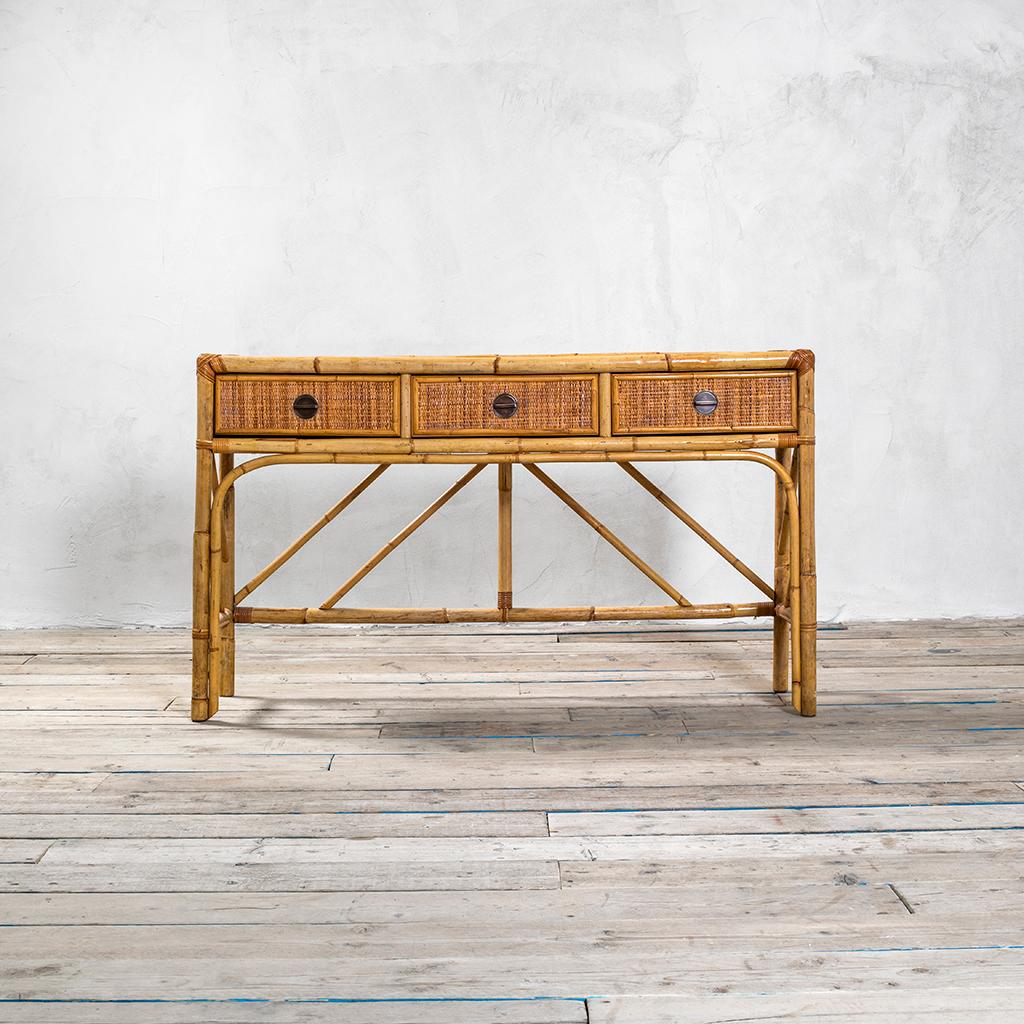 Console with three drawers attributed to Vivai del Sud, designed in '60s. The console has the structure in bamboo, the top and the drawers are in wicker, detail of the handles in brass.
Good condition.