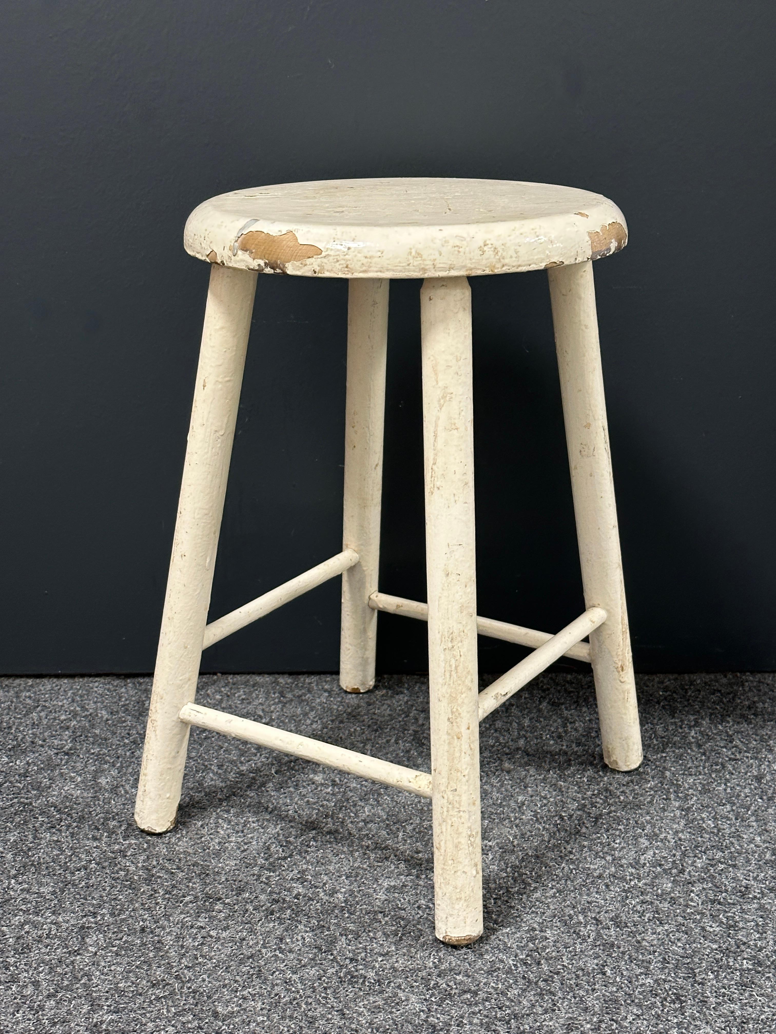 Dieser 4-beinige Wabi-Sabi-Werkstatthocker aus Deutschland aus dem 20. Jahrhundert ist ein hervorragendes Beispiel für diesen Stil. Die runde, rustikal anmutende Sitzfläche ist aus Holzbohlen gefertigt und wird von vier Spindelbeinen getragen. Der