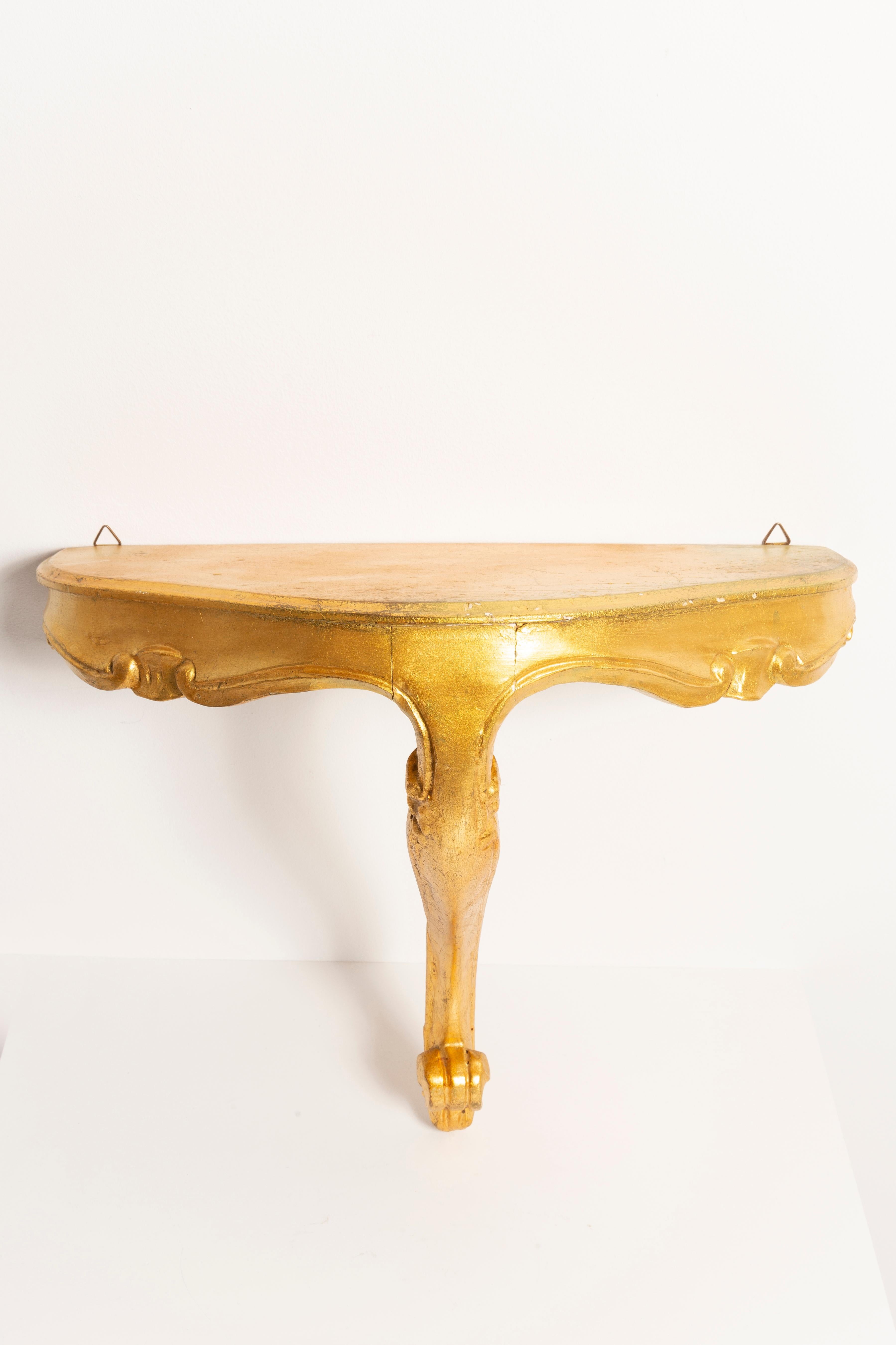 Beautiful petite gilded tole wall shelf in Hollywood Regency style, original vintage condition, produced in Germany, 1960s. Nice addition to any room or hall entry. Only one unique piece.