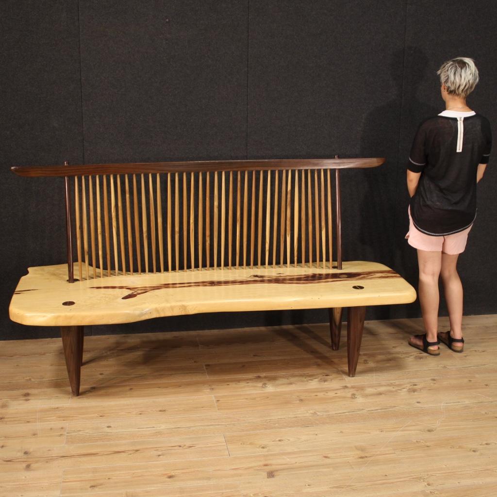 Canapé design de style George Nakashima de la fin du 20e siècle. Meubles sculptés en noyer et bois exotiques de la célèbre ligne du designer/architecte américain. Reproduction d'excellente qualité avec des caractéristiques similaires à l'original à