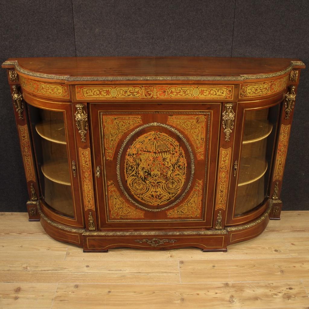 French sideboard from 20th century. Boulle style furniture in mahogany, walnut and fake turtle richly decorated with gilded and chiseled brass and bronze. Sideboard with three doors and wooden top in character, complete with a working key. Interior