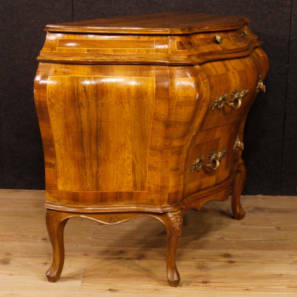 Venetian dresser from 20th century. Furniture in walnut and maple wood of beautiful line and pleasant decor. Dresser with two large drawers and two smaller drawers under the top of good capacity and service. Wooden top in character of good measure