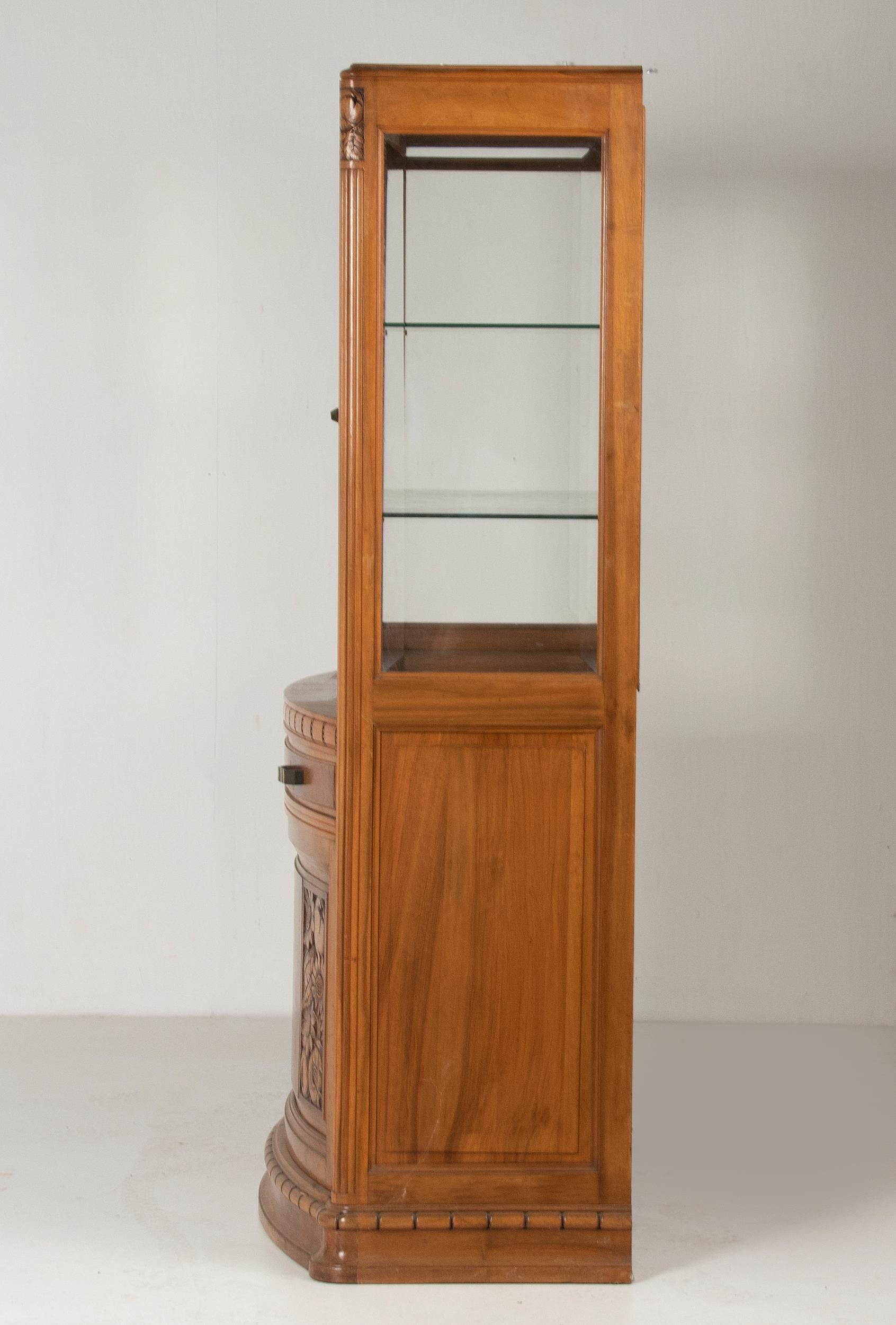 20th Century Walnut Art Deco Display Vitrine Cabinet For Sale 10