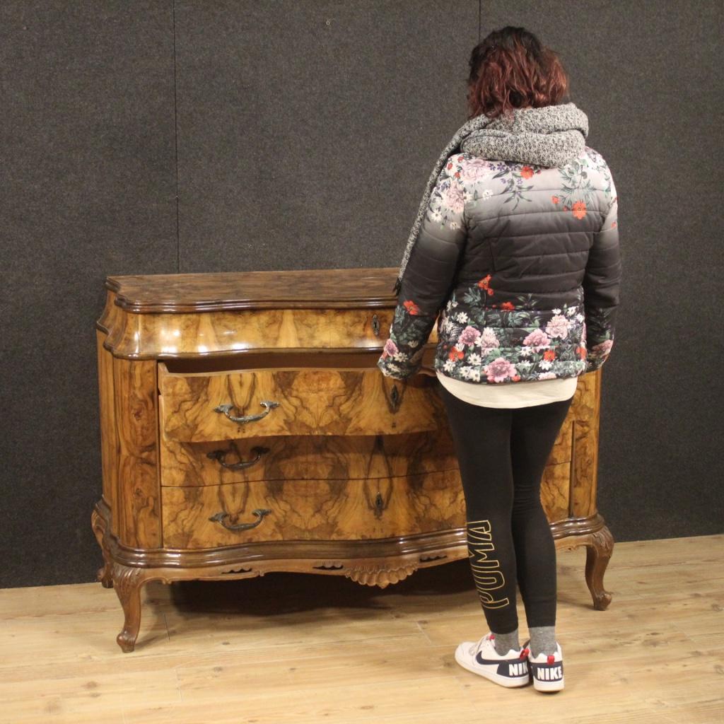 Great Italian dresser from the mid-20th century. Furniture in walnut, burl walnut and beech of beautiful line and pleasant decor. Dresser equipped with four frontal drawers of excellent capacity and wooden top of good service. Bedroom or living room