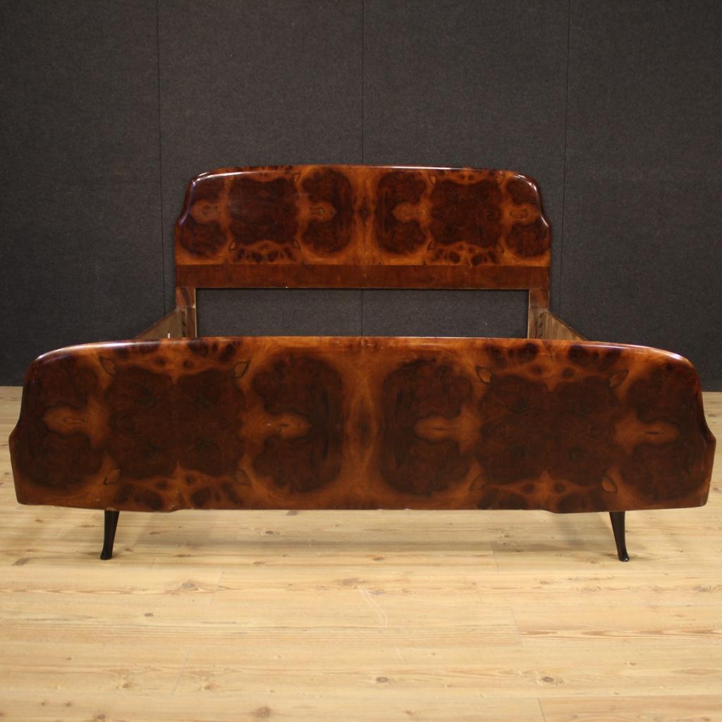 Italian design double bed from the 1960s-1970s. Furniture veneered in walnut, burl and ebonized wood of beautiful lines and pleasant decor. Bed that can accommodate an internal structure with the following maximum measures W 165 x D 196 cm.