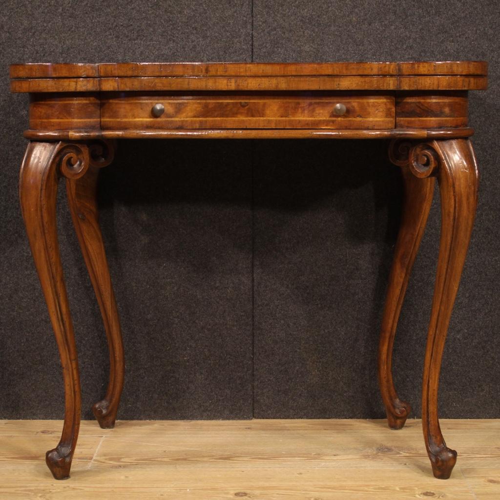 Venetian game table from the mid-20th century. Carved and inlaid furniture in walnut, burl, boxwood and beech of beautiful lines and pleasant decor. Openable wall console supported by four solid legs with curly feet (see photo). Furniture that