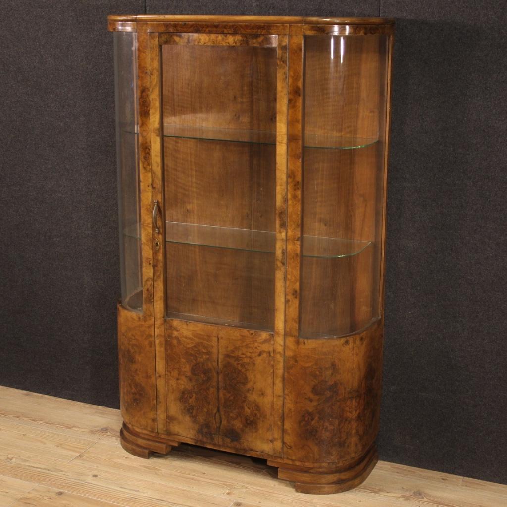 Italian showcase from the mid-20th century. Furniture of fabulous line veneered in walnut, burl and fruitwood, in Art Deco style. Vitrine with one door, without key, ideal for displaying collections of objects. Display cabinet equipped with three