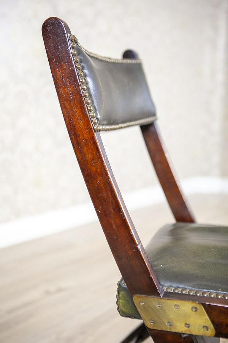 20th-Century Walnut Folding Chair Upholstered With Dark-Green Leather For Sale 2