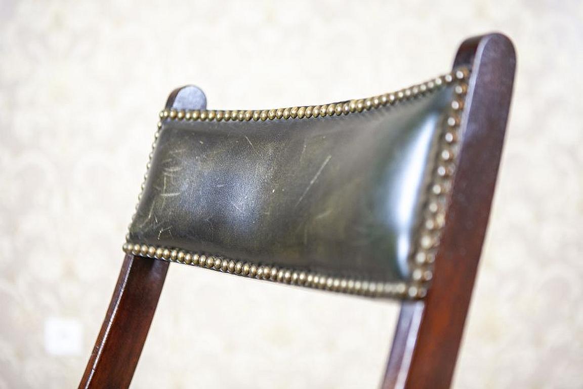 20th-Century Walnut Folding Chair Upholstered With Dark-Green Leather For Sale 3