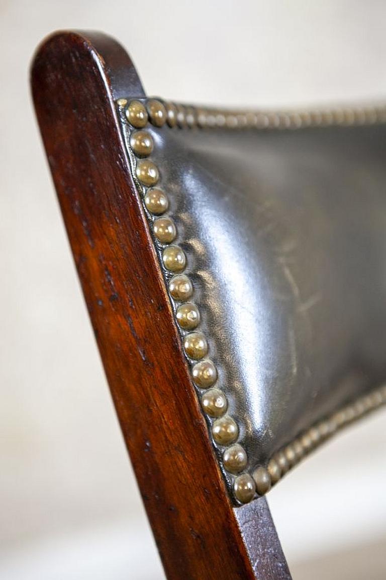 Chaise pliante en noyer du XXe siècle tapissée de cuir vert foncé en vente 5
