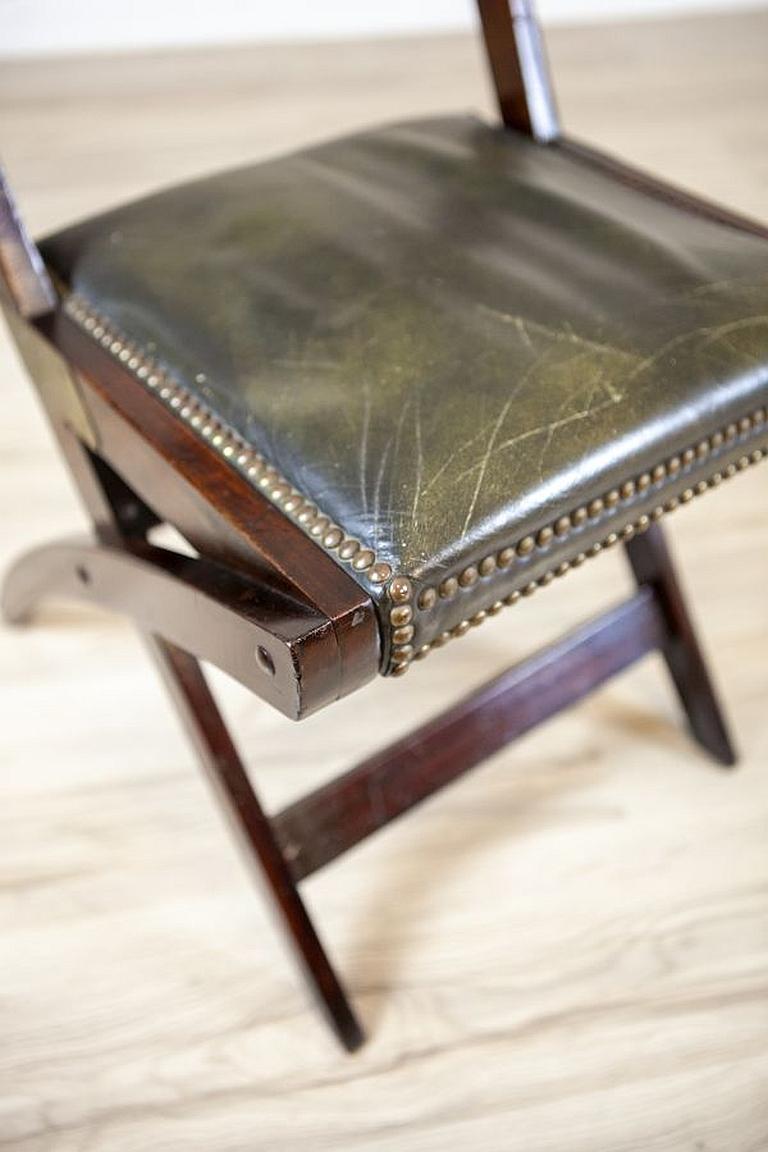 Chaise pliante en noyer du XXe siècle tapissée de cuir vert foncé en vente 6