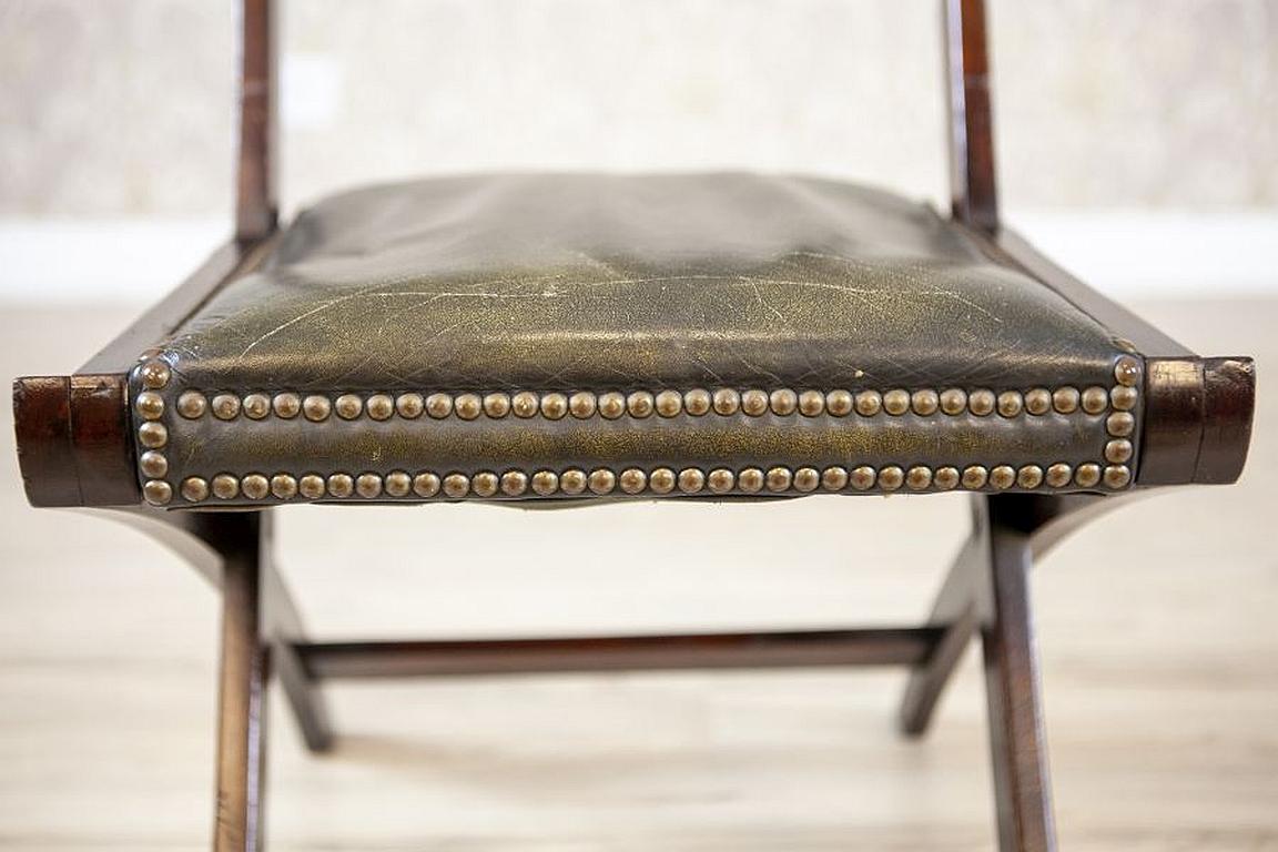 20th-Century Walnut Folding Chair Upholstered With Dark-Green Leather For Sale 6