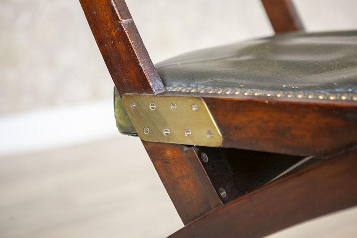 Chaise pliante en noyer du XXe siècle tapissée de cuir vert foncé en vente 8