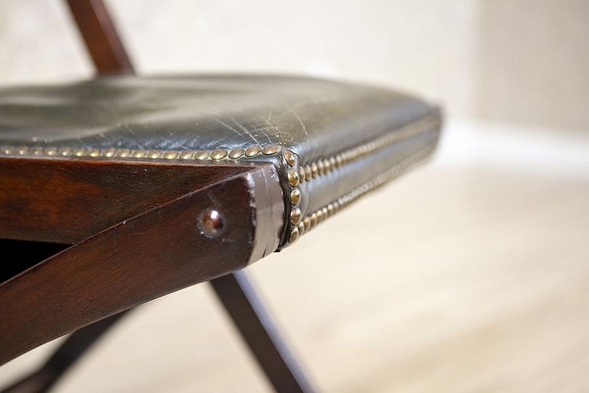Chaise pliante en noyer du XXe siècle tapissée de cuir vert foncé en vente 9