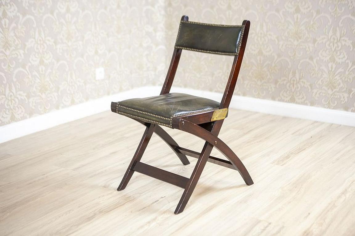 Chaise pliante en noyer du XXe siècle tapissée de cuir vert foncé Bon état - En vente à Opole, PL