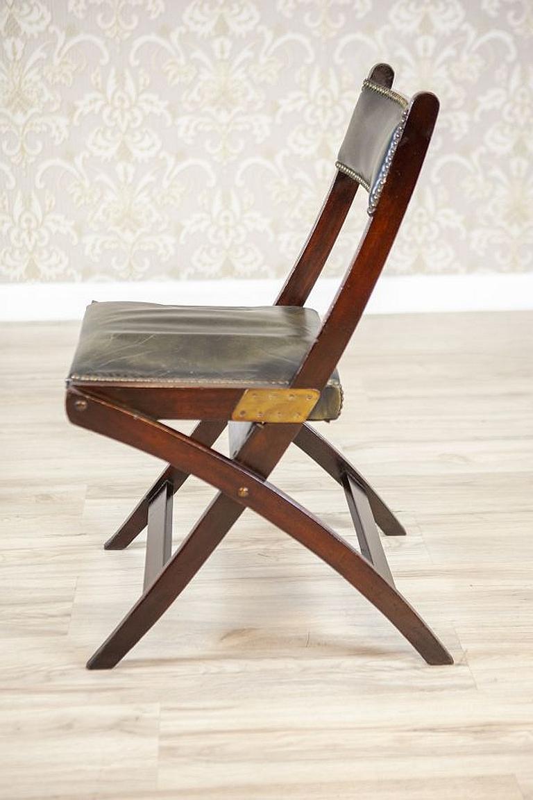 20th-Century Walnut Folding Chair Upholstered With Dark-Green Leather In Good Condition For Sale In Opole, PL