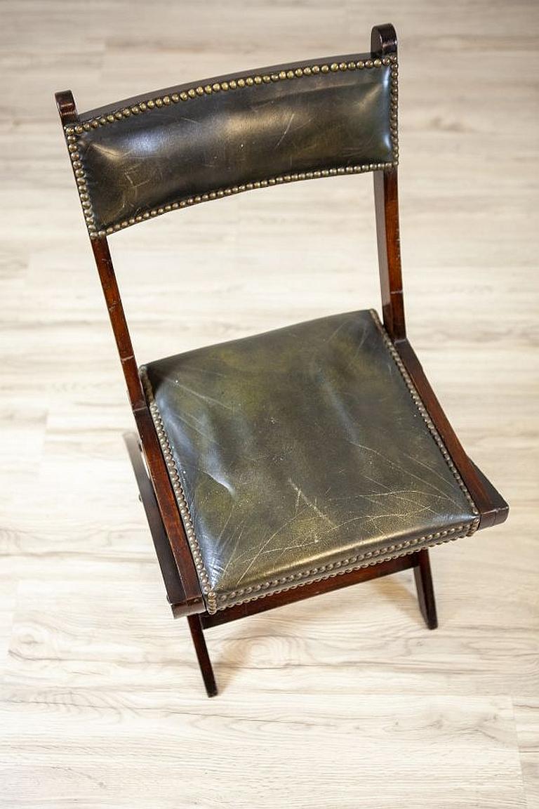 20th Century 20th-Century Walnut Folding Chair Upholstered With Dark-Green Leather For Sale