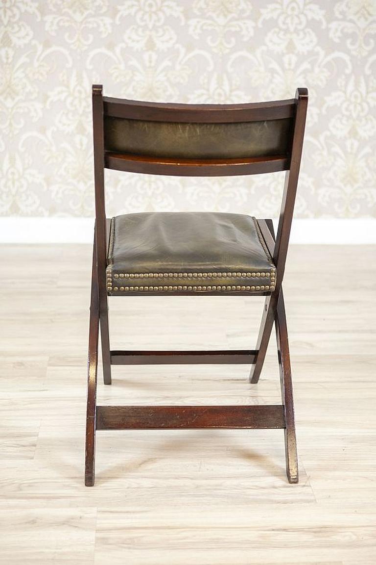 20th-Century Walnut Folding Chair Upholstered With Dark-Green Leather For Sale 1